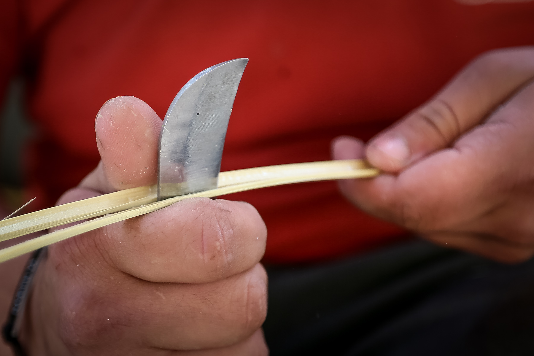 Daha sonra qarğı, bıçaq vasitəsilə təmizlənir