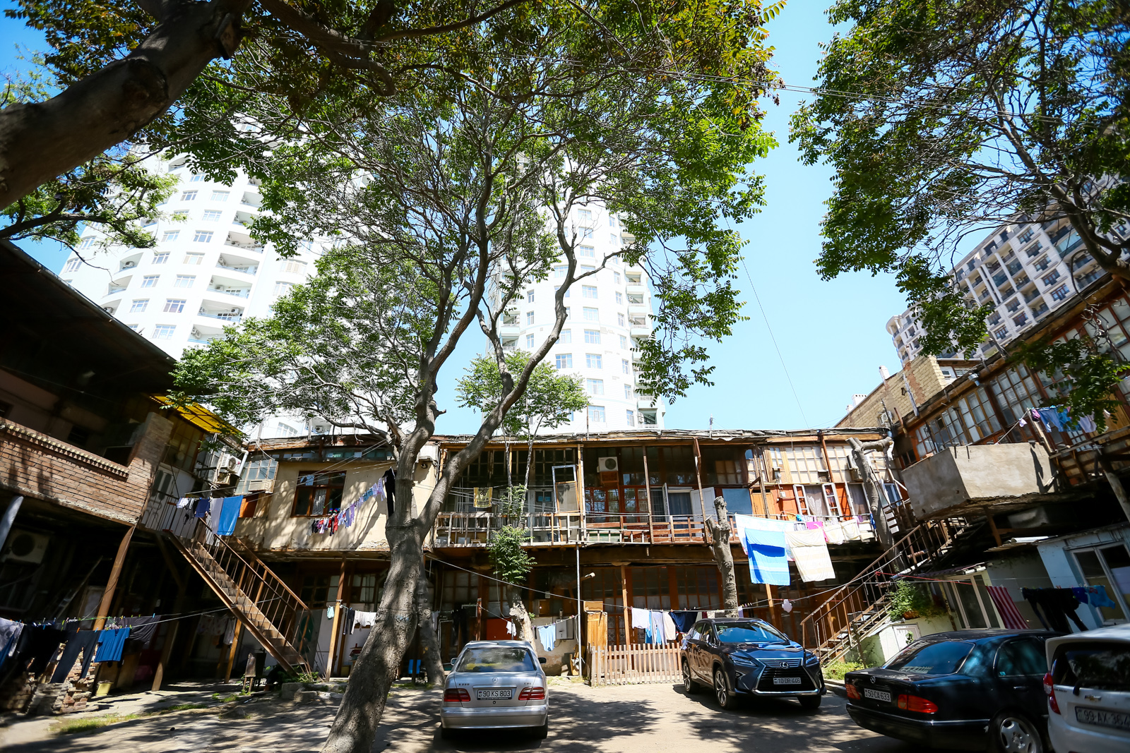 Demək olar ki, hər bir hündür mərtəbəli binanın aşağısında köhnə bir məhəlləni görmək mümkündür