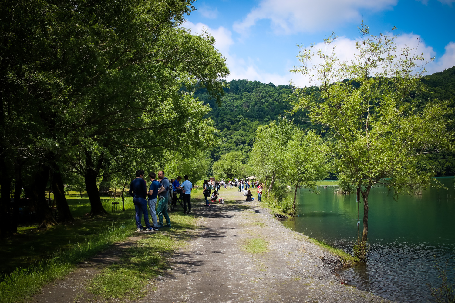Demək olar ki, hər gün yüzlərlə turist bura gələrək istirahət edir