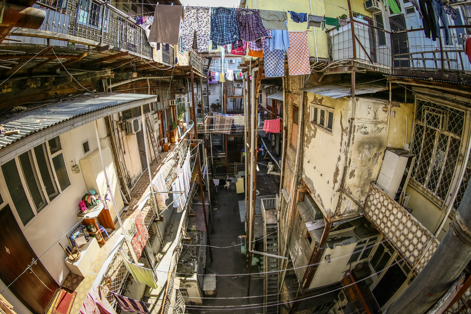 Dördmərtəbəli köhnə məhəllənin ümumi görünüşü