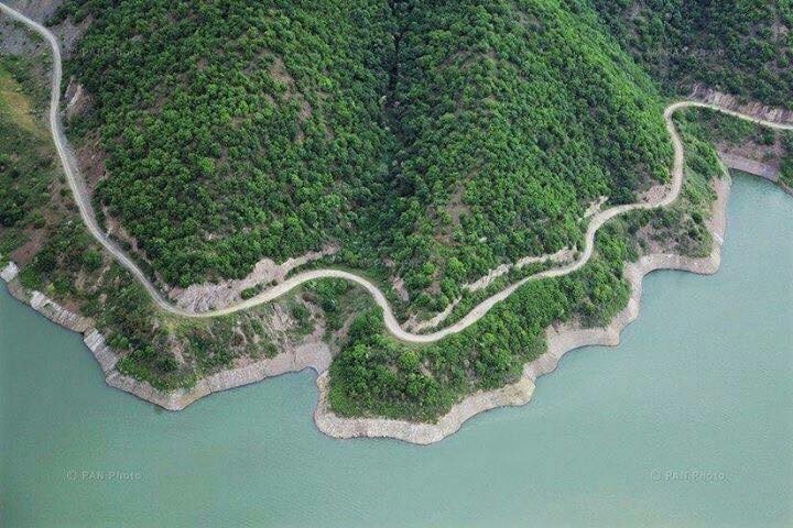 Дорога вдоль Сарсангского водохранилища