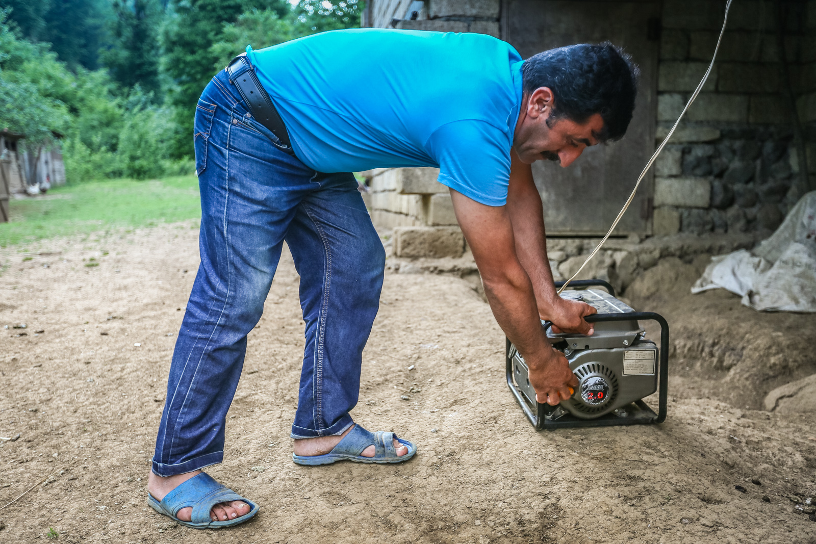 Əfqan Əliyev öz evi üçün generator alıb ki, axşamlar televizor və digər məişət işlərini görmək üçün elektrikdən istifadə etsinlər