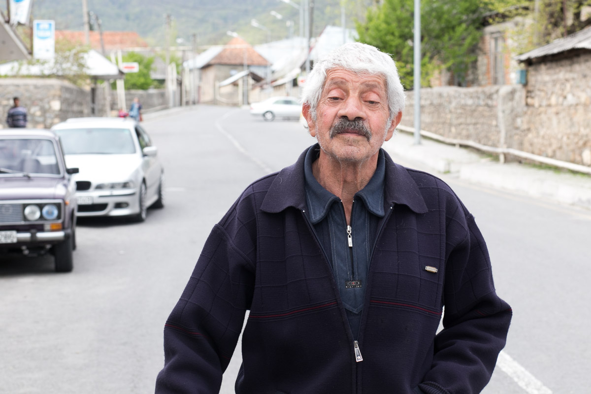 Əftun kişi hər gün dostları, yaxınları ilə görüşür.