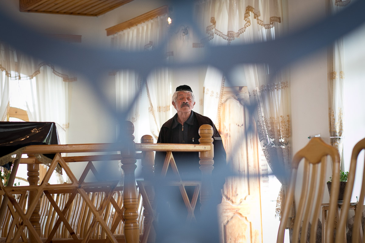 Əftun kişi Sinaqoqa gəlib dua edir, kitab oxuyur