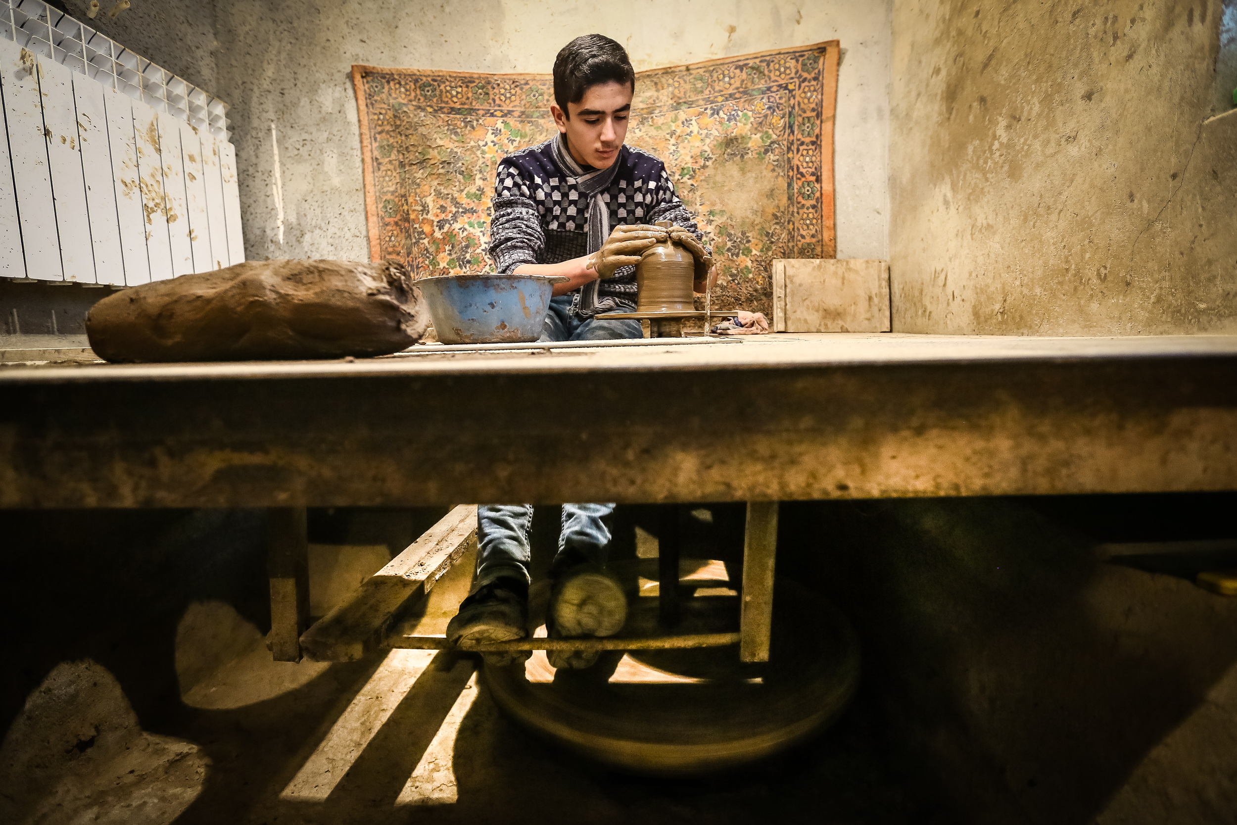 Əhəd usta əvvəllər saxsı qabları  özü hazırlasa da, hazırda oğlu kömək edir