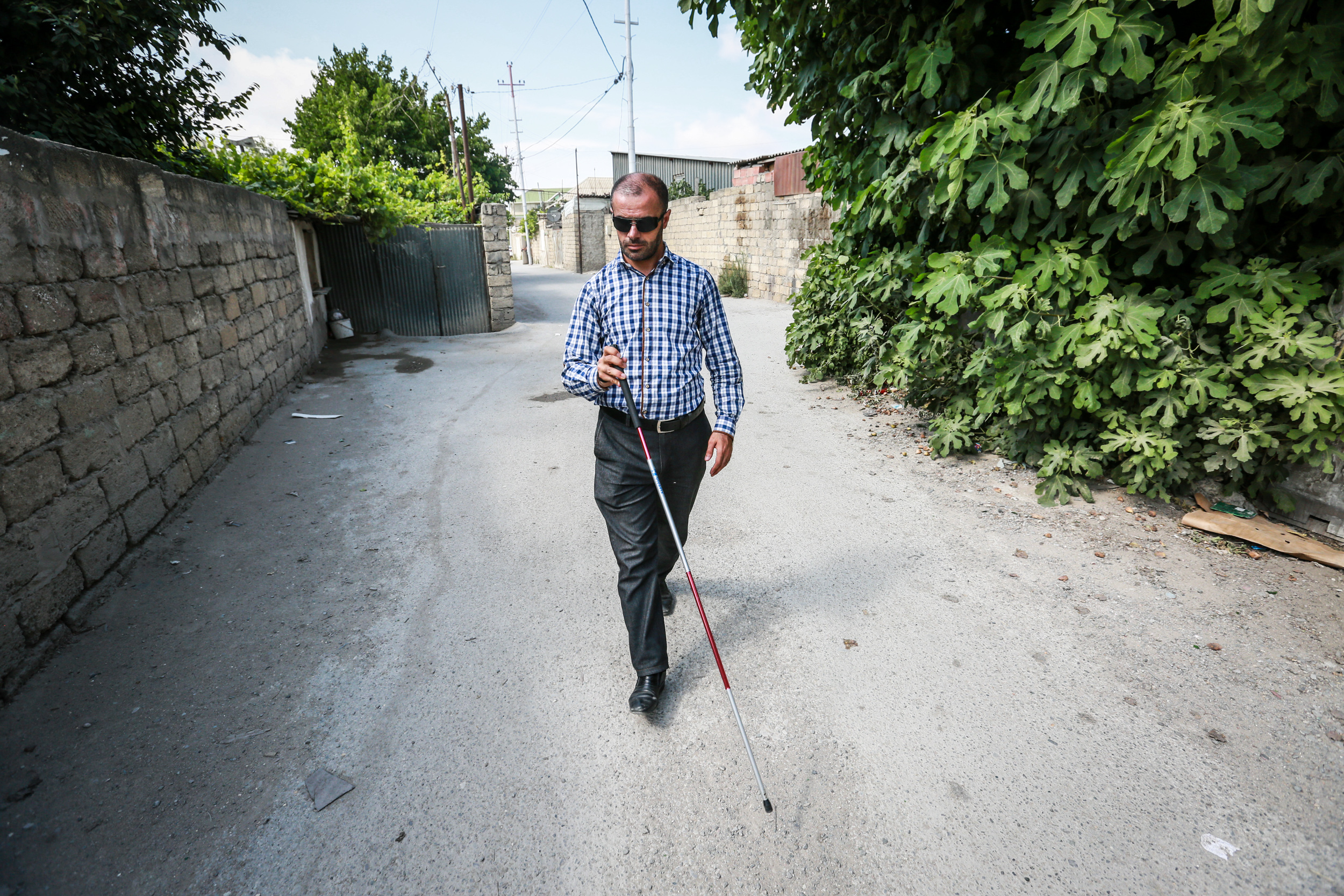 Elçin artıq yolları əzbər bilir. Bəzən avtobus və metroya minəndə ətrafdakı insanlar kömək edir