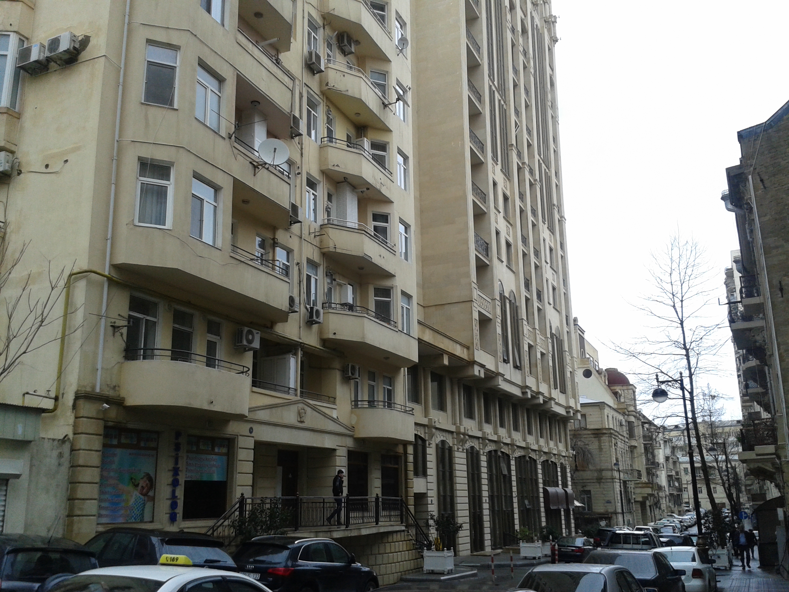 Əli Əsədovun yaşadığı bina(solda) ”Azimport” şirkəti sağda