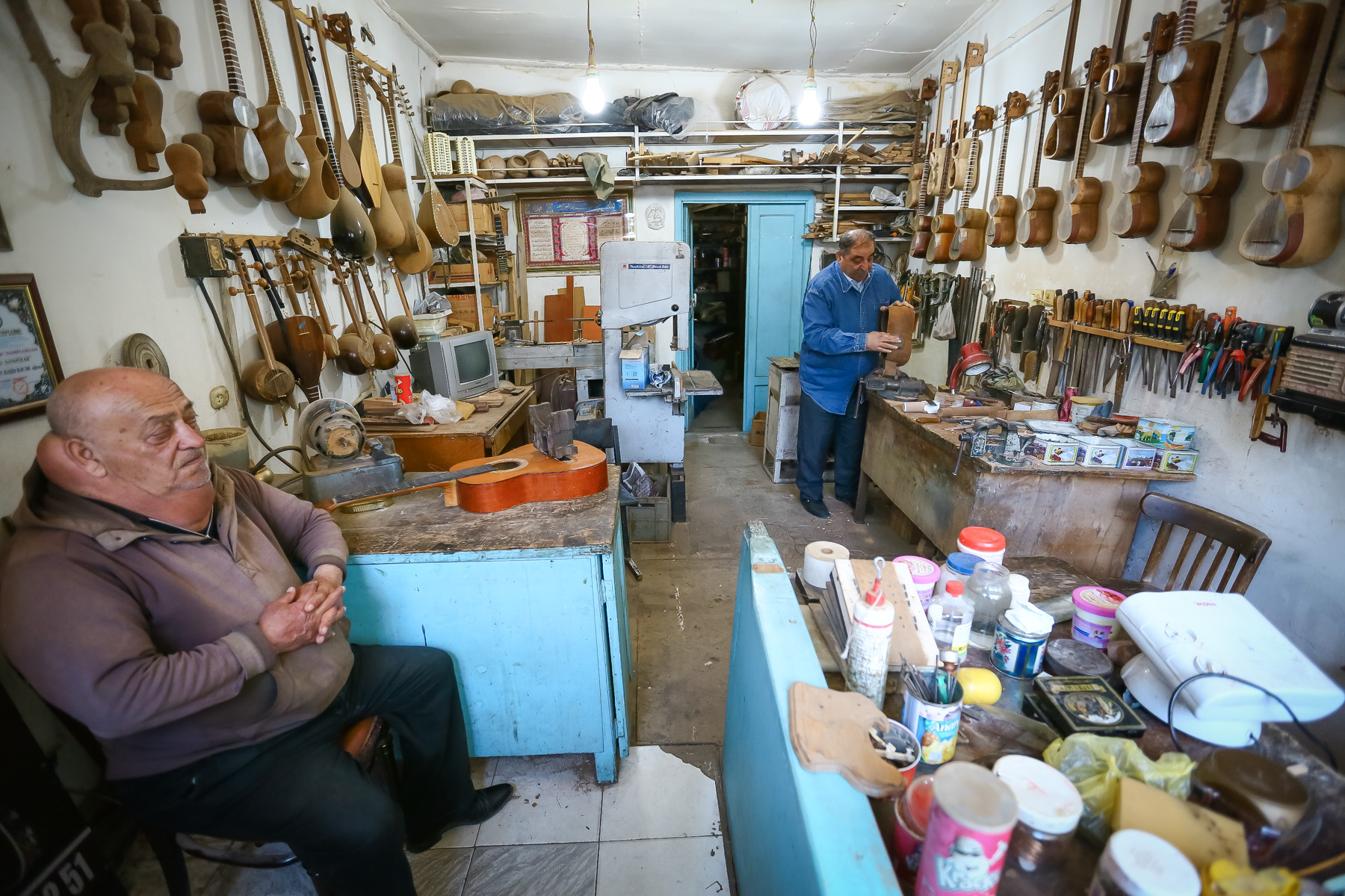 Emalatxanada çoxlu sayda tar, saz, bəntar, çoğur alətləri düzəldib