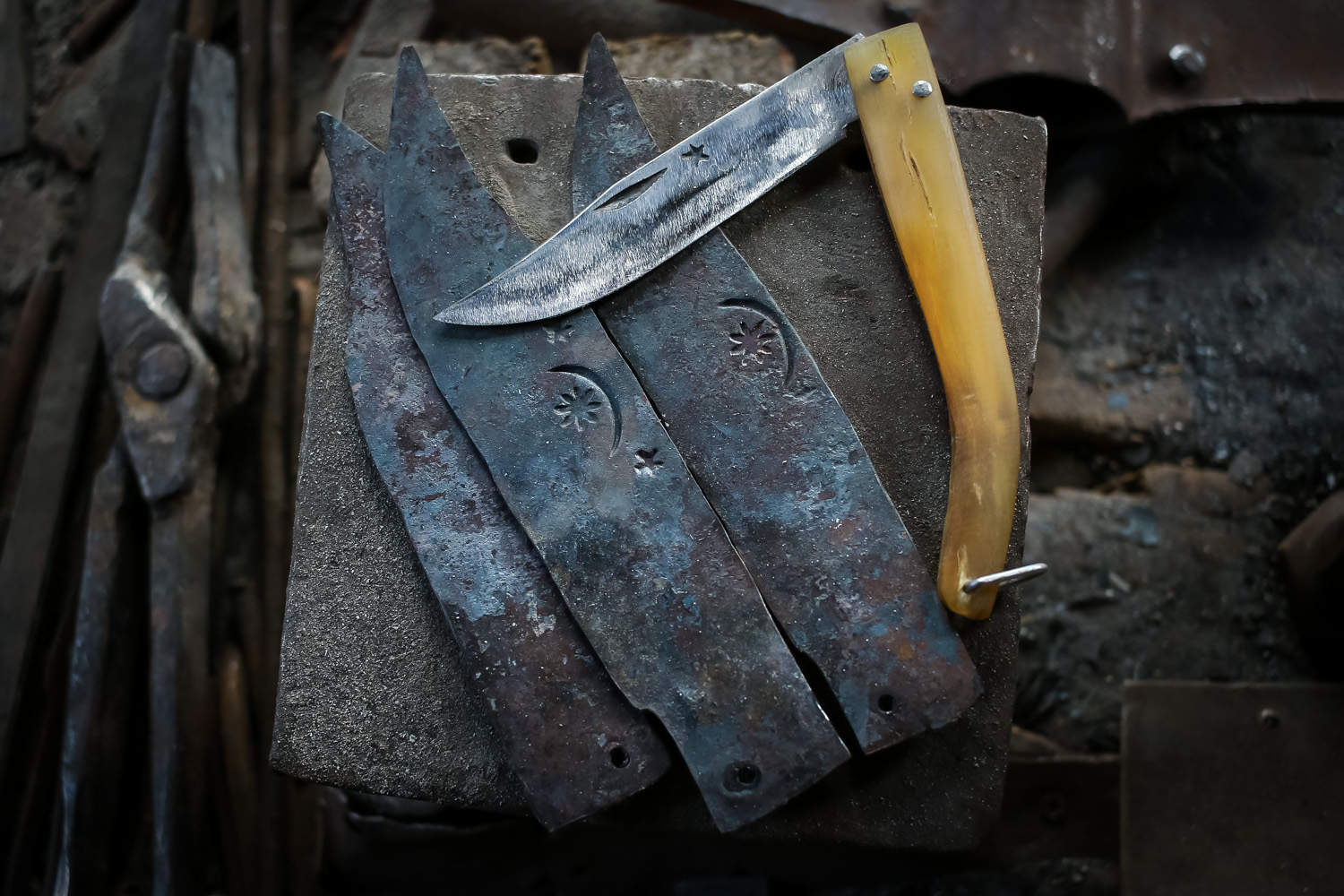 Emalatxanasındakı hazır alətləri göstərən usta bu alətləri düzəltmək üçün bəzən gündə 12 saat işləməli olduğunu deyir