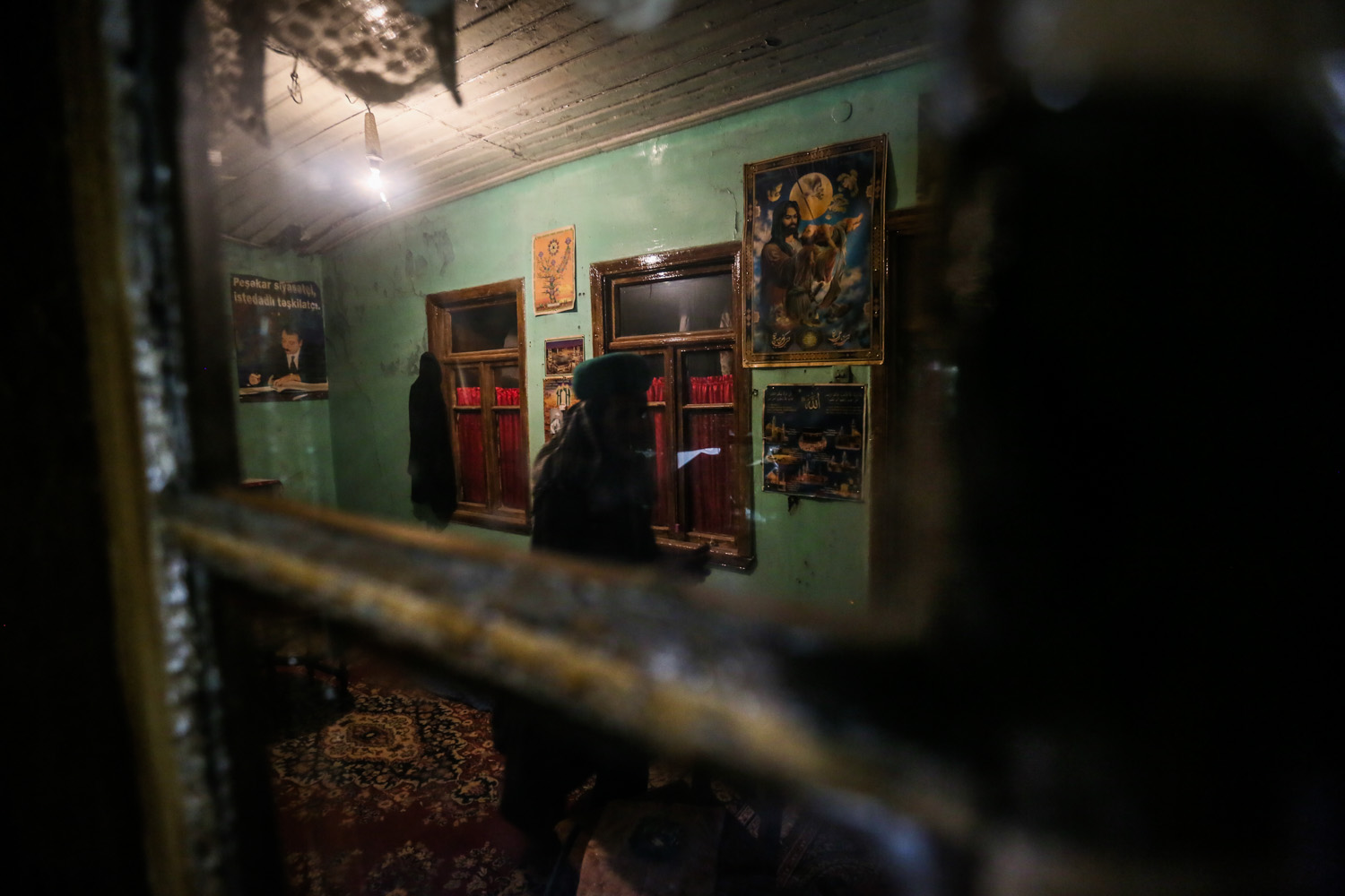 Evi böyük olmasa da, bir otağını qonaqlar üçün ayırıb ki, evə gələn qonaqlar burada oturub söhbət etsinlər