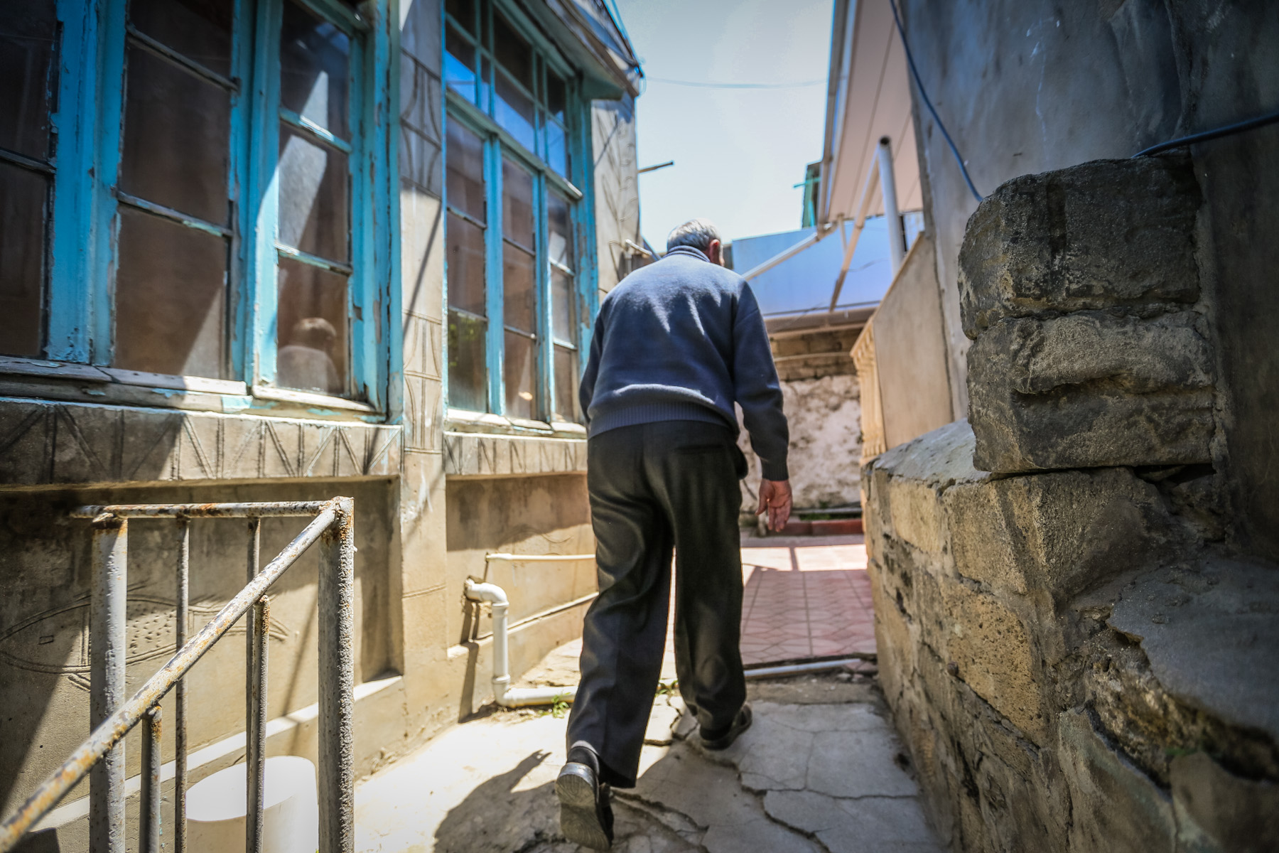 Evin birinci mərtəbəsinə gedən yol