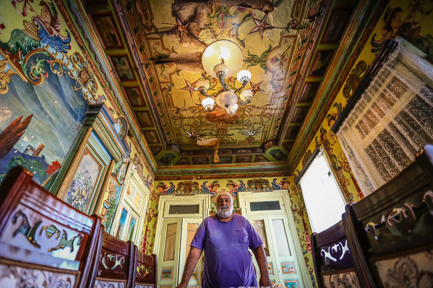 Evin tavan hissəsində 32, divar hissəsində isə 6 müxtəlif məzmunlu şəkillər var