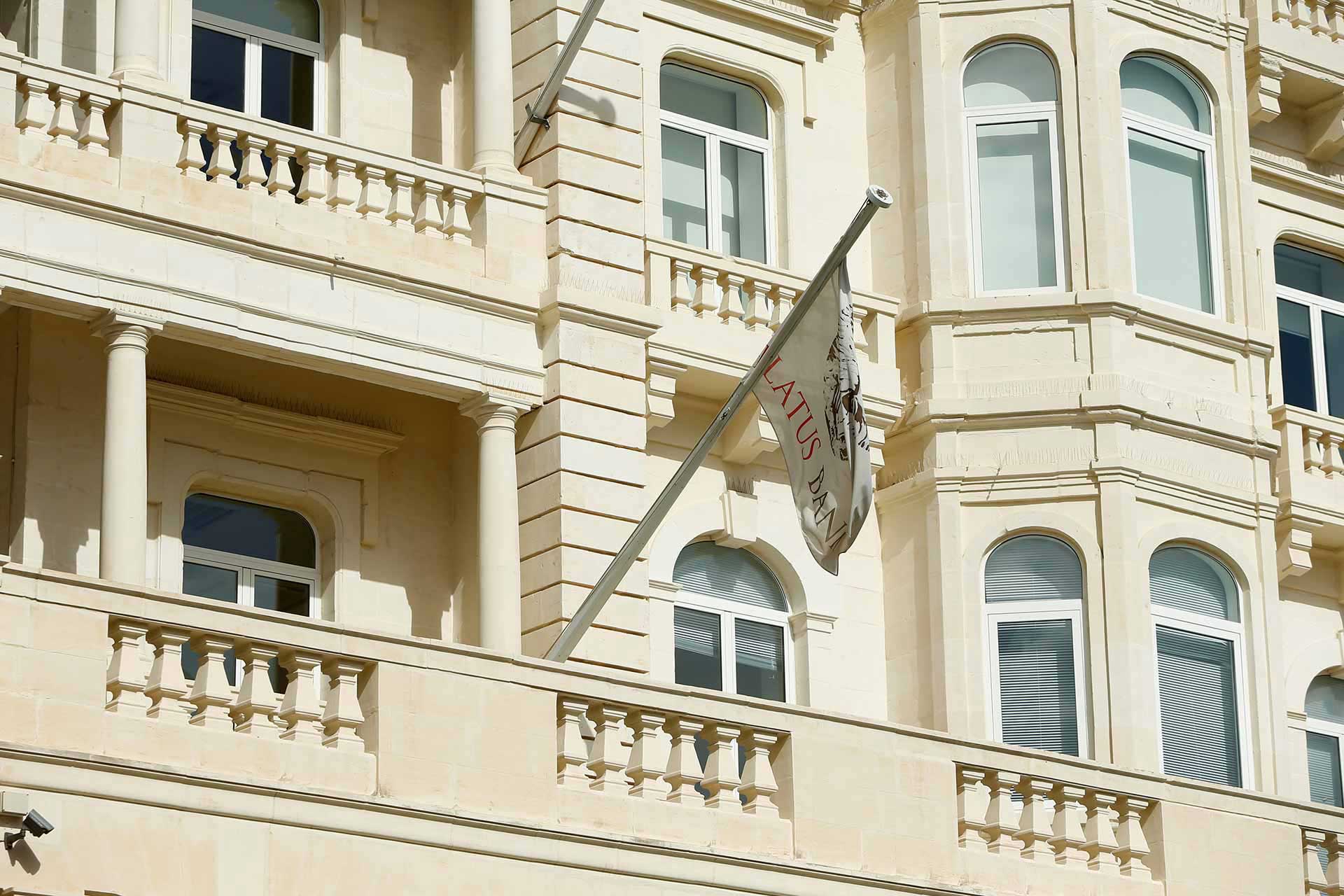 Флаг Банка Пилатус развевается над его офисом в Уайтхолл Мэншнс в г. ТашБиш, Мальта Фото: REUTERS/Даррин Замит Лупи