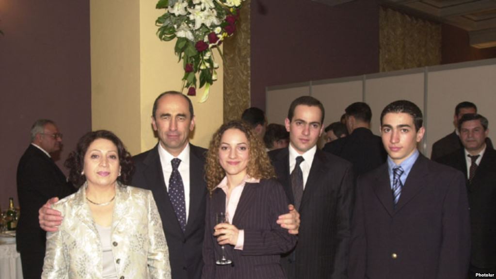 Фото: агентство Фотолур. Семья Роберта Кочаряна, 2010 год