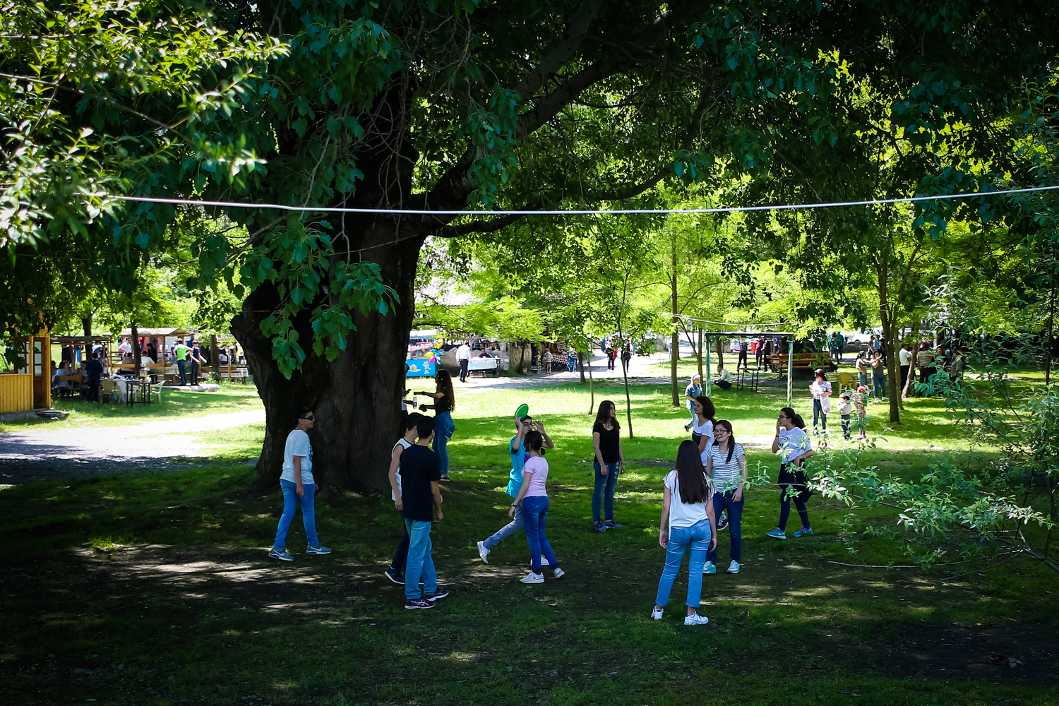 Gölə gələn qonaqlar əyləncələrinin daha xoş keçməsi üçün müxtəlif oyunlar oynayırlar