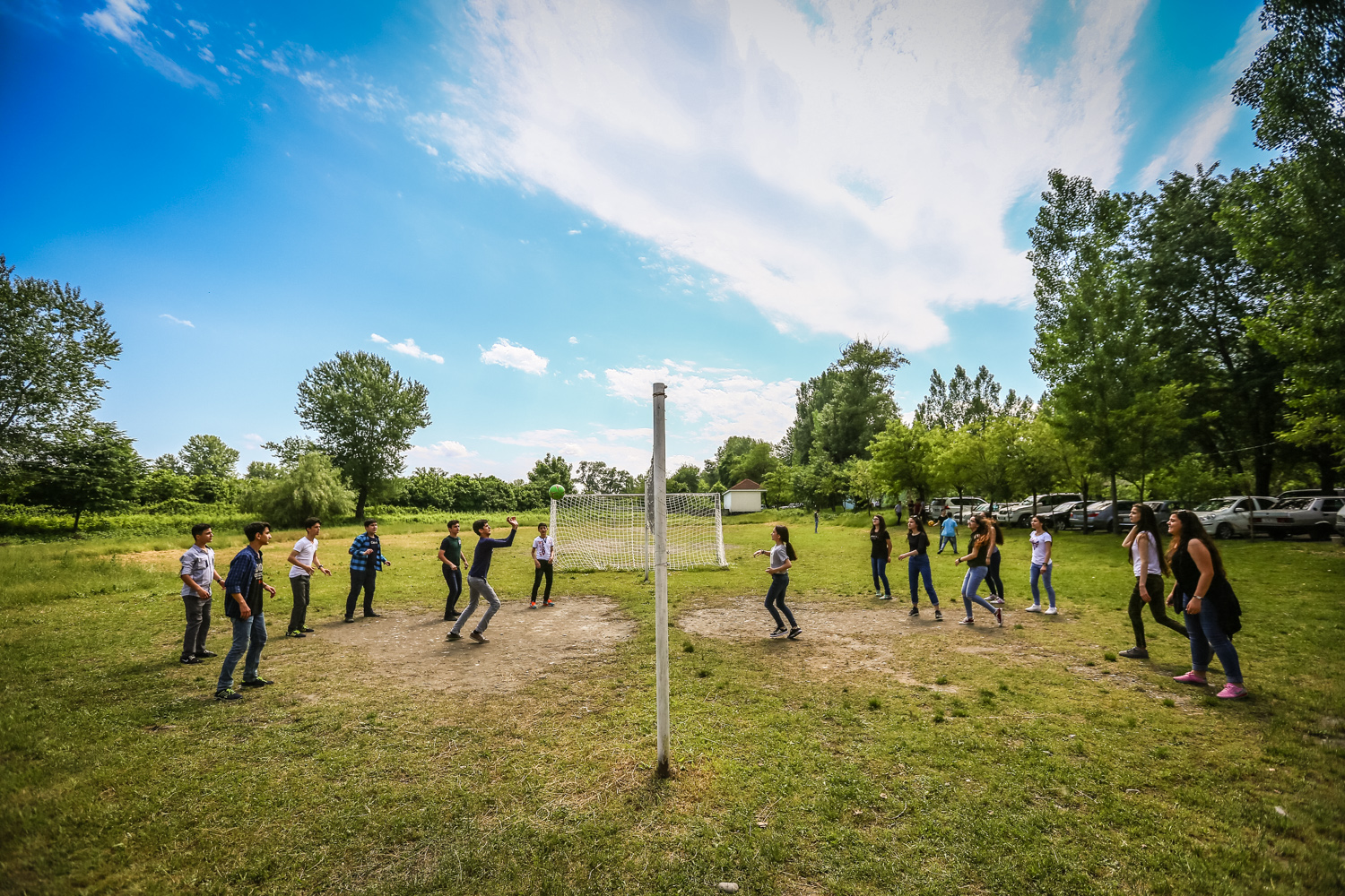 Gölün ətrafında müxtəlif oyun meydançaları var ki, 1-2 manat ödəməklə buradan istifadə edə bilirlər