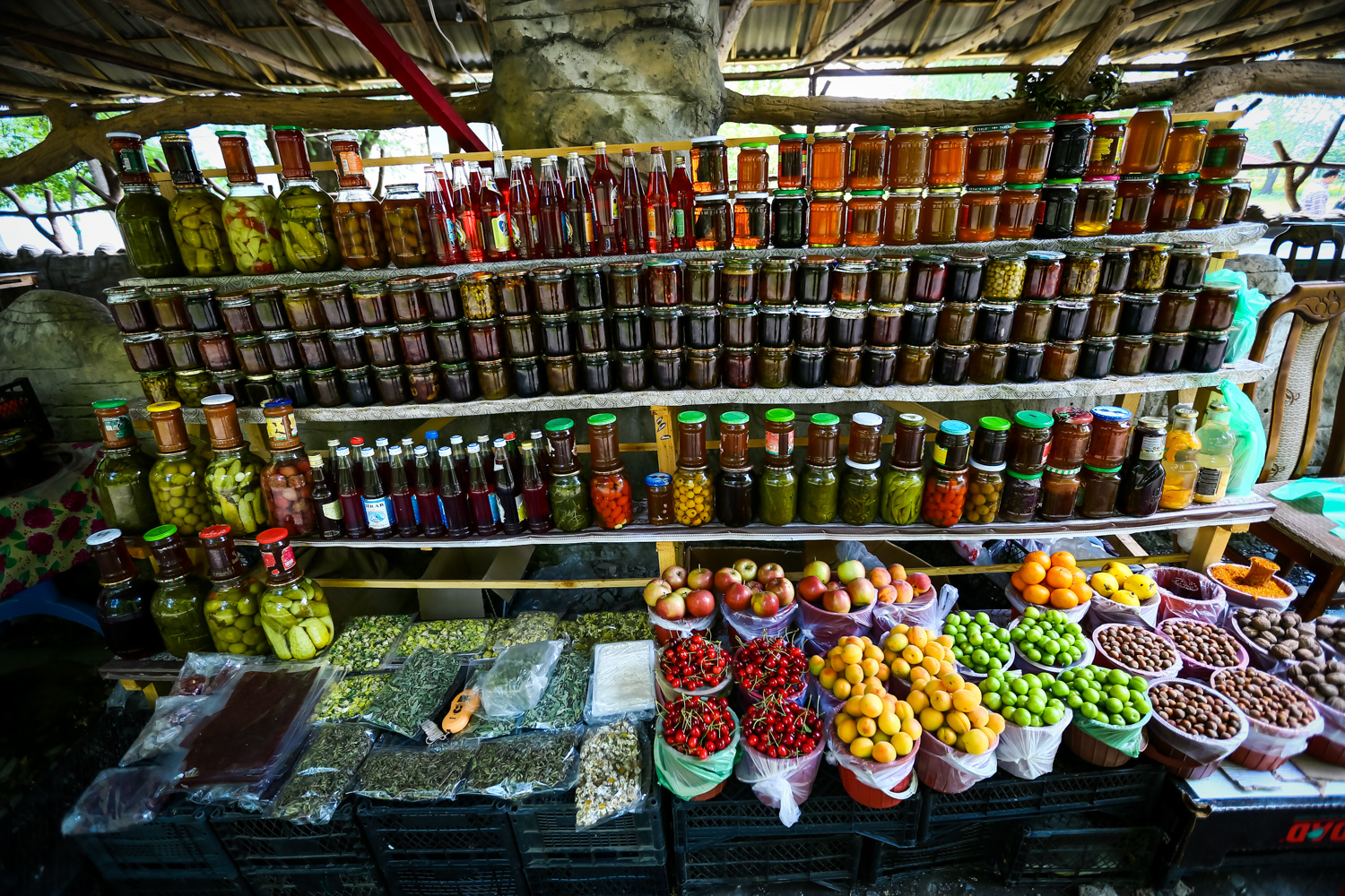 Gölün ətrafında müxtəlif qiymətlərə mürrəbbələr və meyvələr satılır