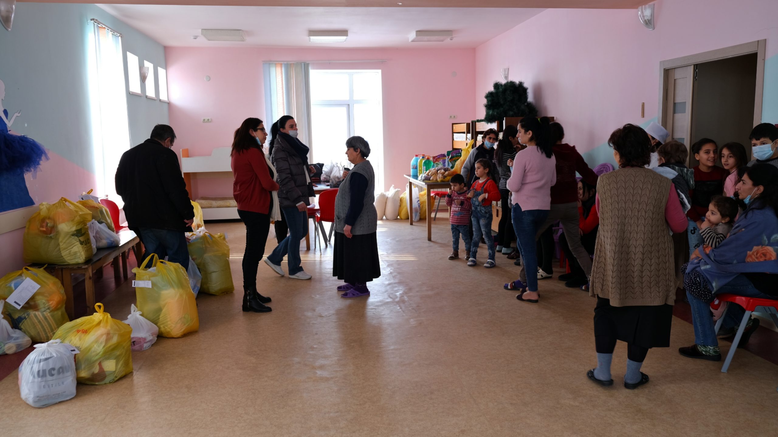 Gülnarə Stepanyan ərzaq paketini gözləyir