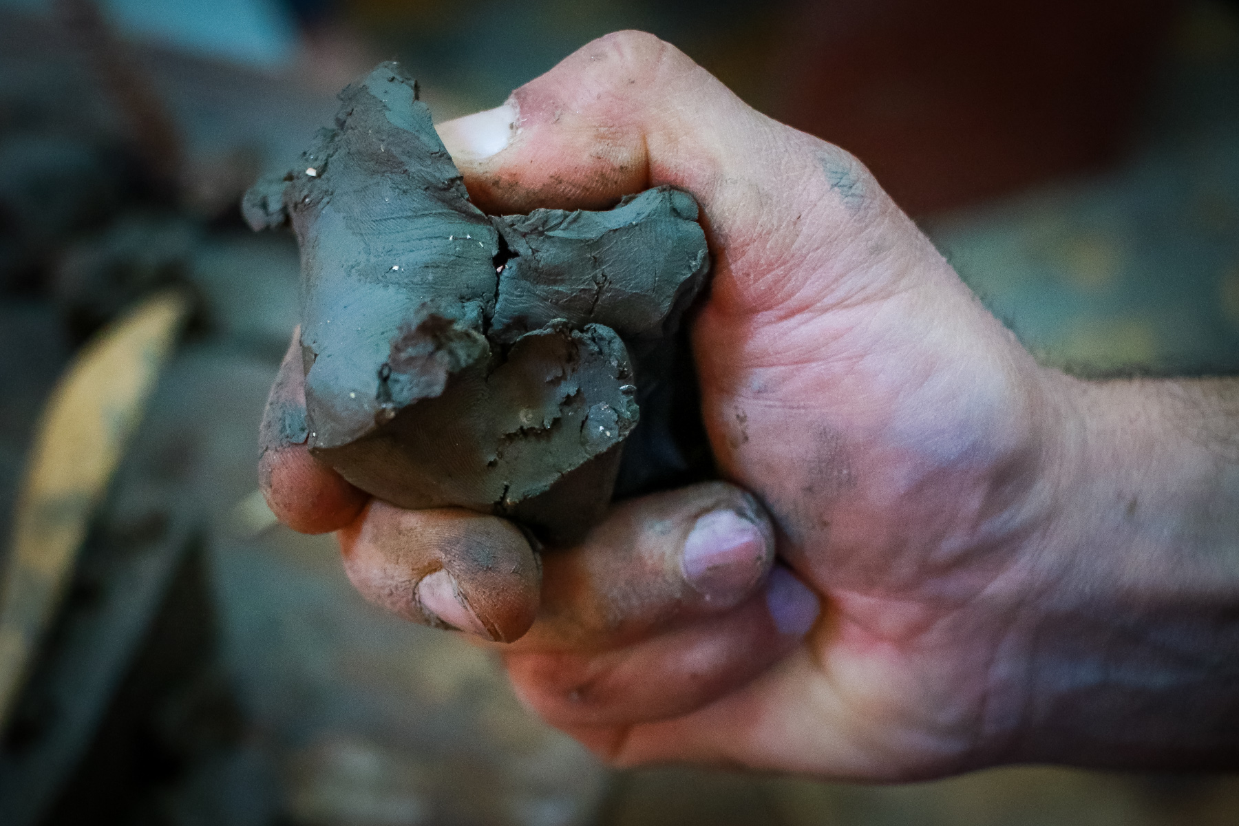 Günün çox hissəsi bu gilləri müxtəlif formaya salmaqla keçir