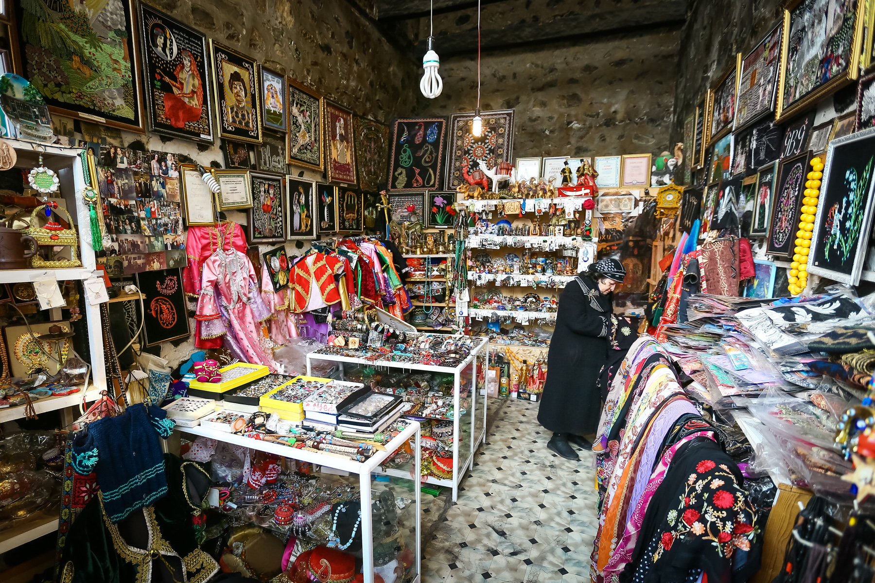 Günün çox hissəsini bu iş otağında keçirir. Müxtəlif rəsmlər çəkərək öz işinə əlavələr edir.