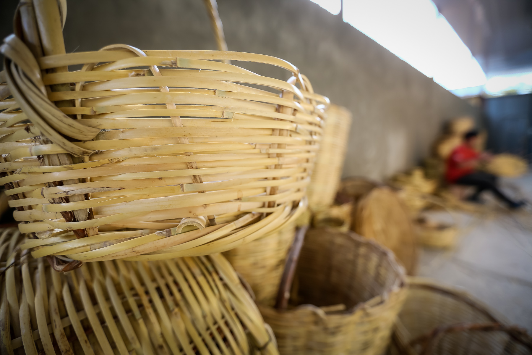 Günün müəyyən hissəsini səbət tikməyə sərf edir