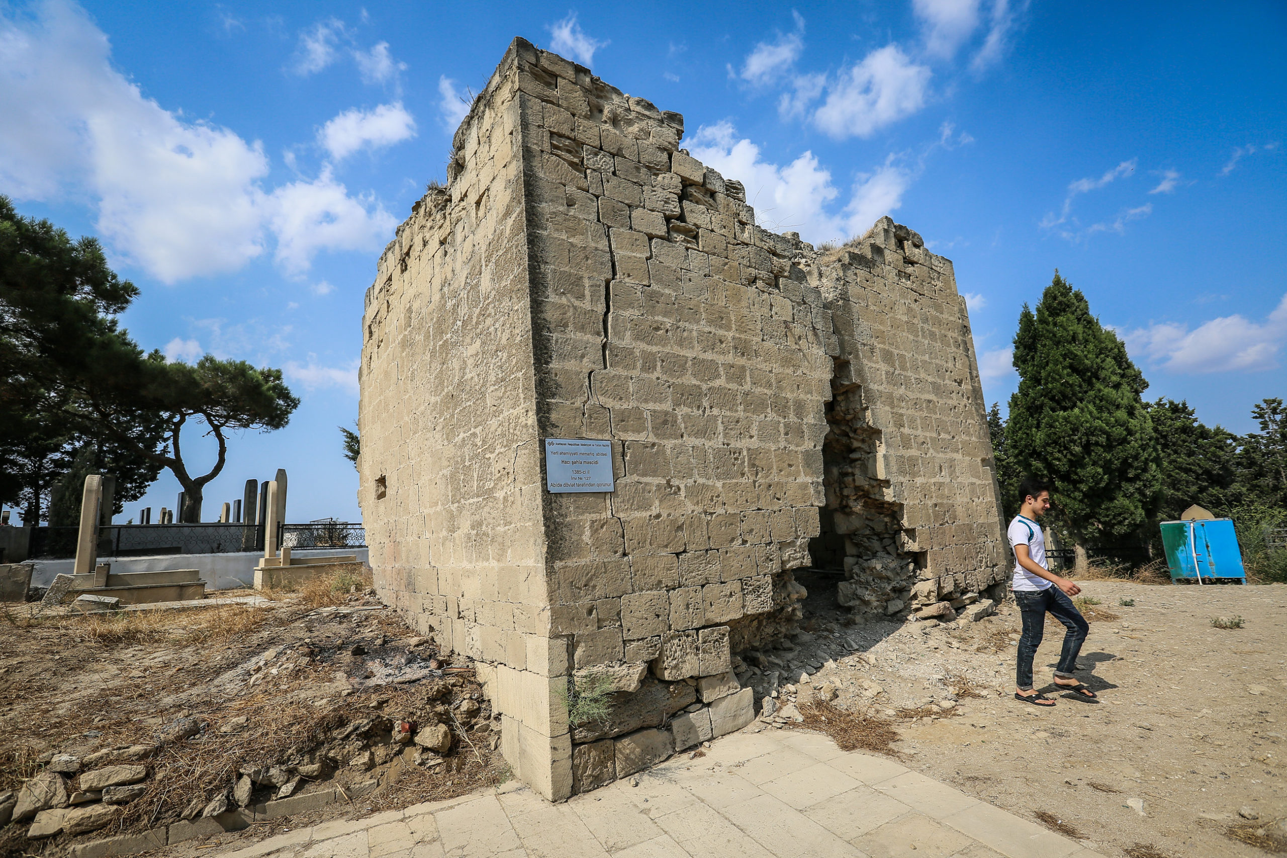 Hacı Şəhla məscidinin ümumi görünüşü. 1385-ci ildə usta Arif tərəfindən inşa edilmiş Hacı Şəhlə məscidi. Erməni-müsəlman davası zamanı məscid ciddi ziyan görür. Bir hissəsi isə tamamilə dağıdılır.