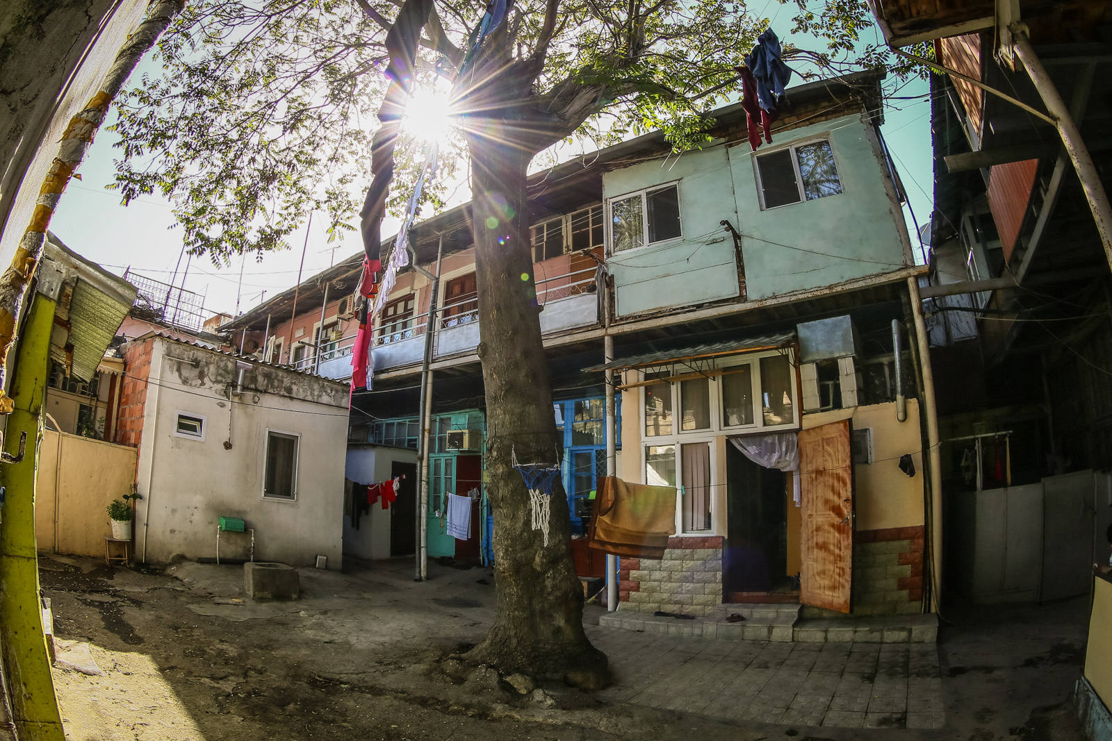 Havalar isindikcə, sakinlər qapılarını açıb, evin havalandırmasını təmin edirlər