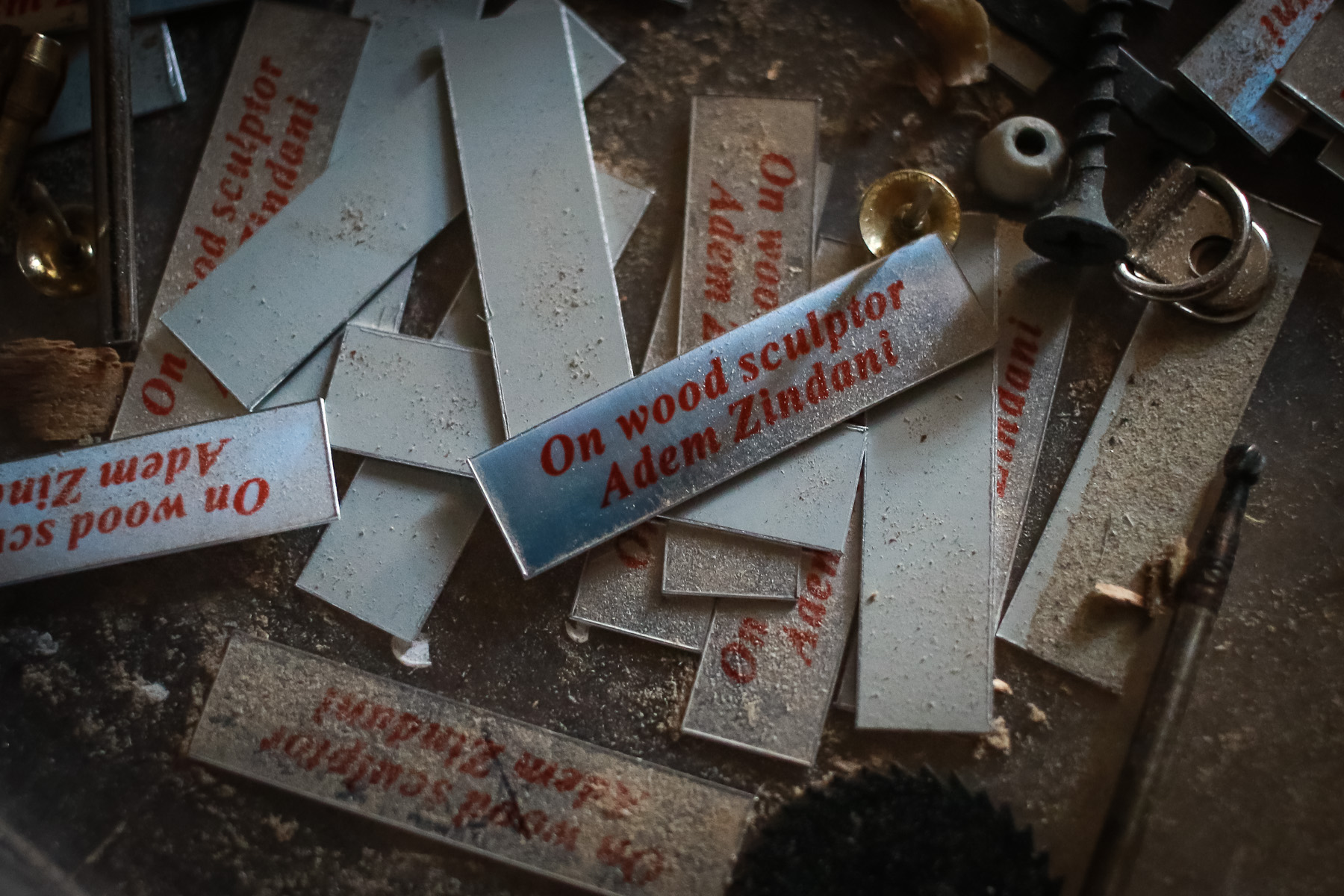 Hazırladığı işlərin üzərinə öz imzasını qoymaq üçün hazırlatdığı yazılar