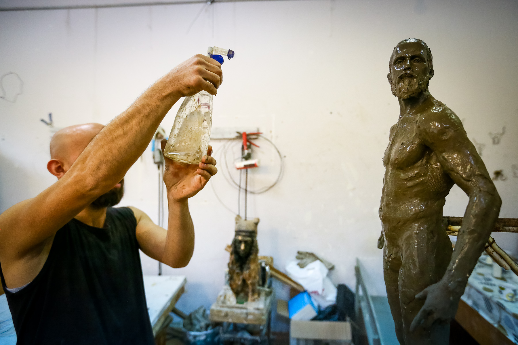 Hazırlanan heykələ əlavələr etmək üçün əvvəlcə su vurularaq heykəli yumuşaldır, daha sonra əlavələrini edir