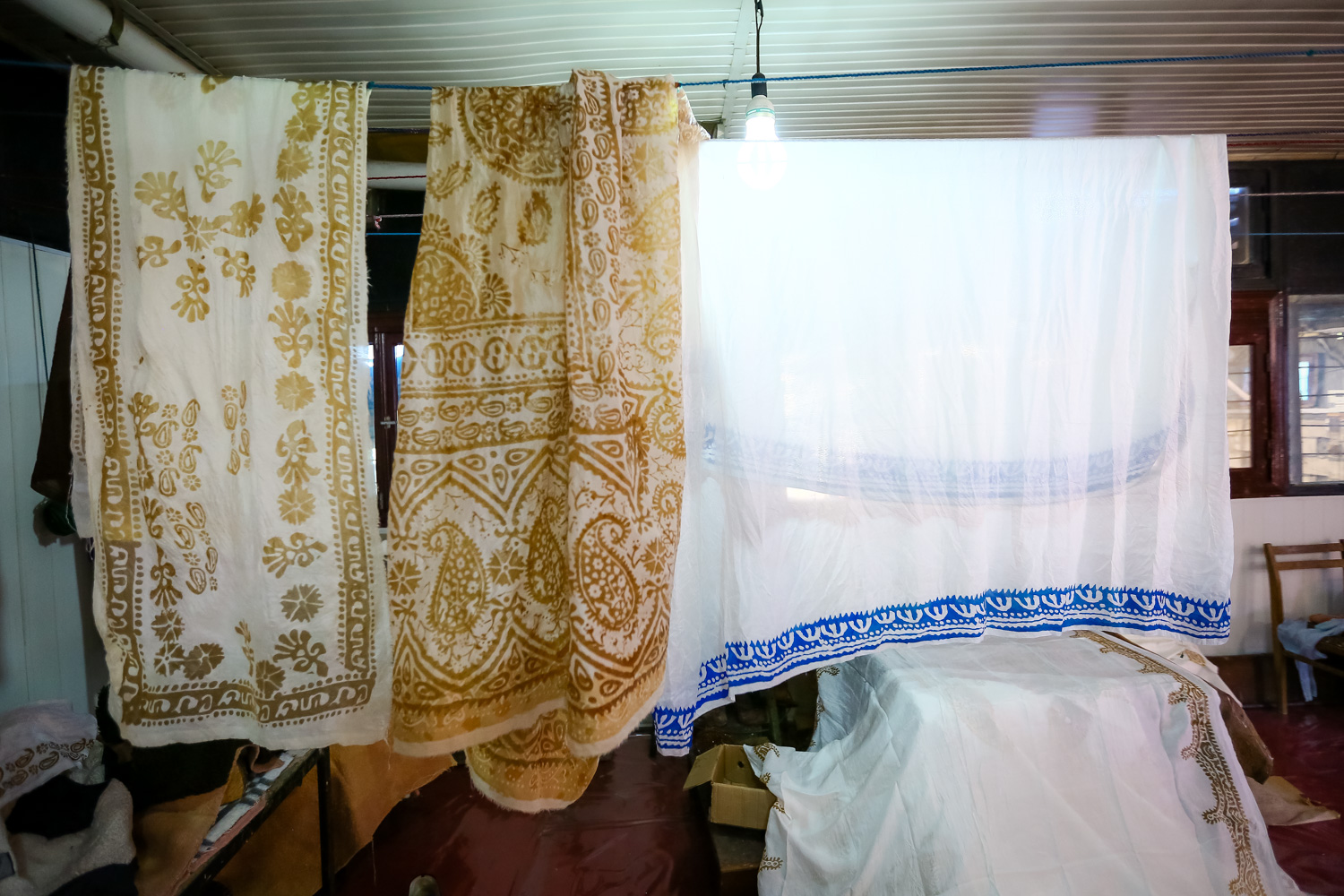 Hazırlanan kəlağayılara müxtəlif bəzəklər vurularaq qurumağa qoyulur