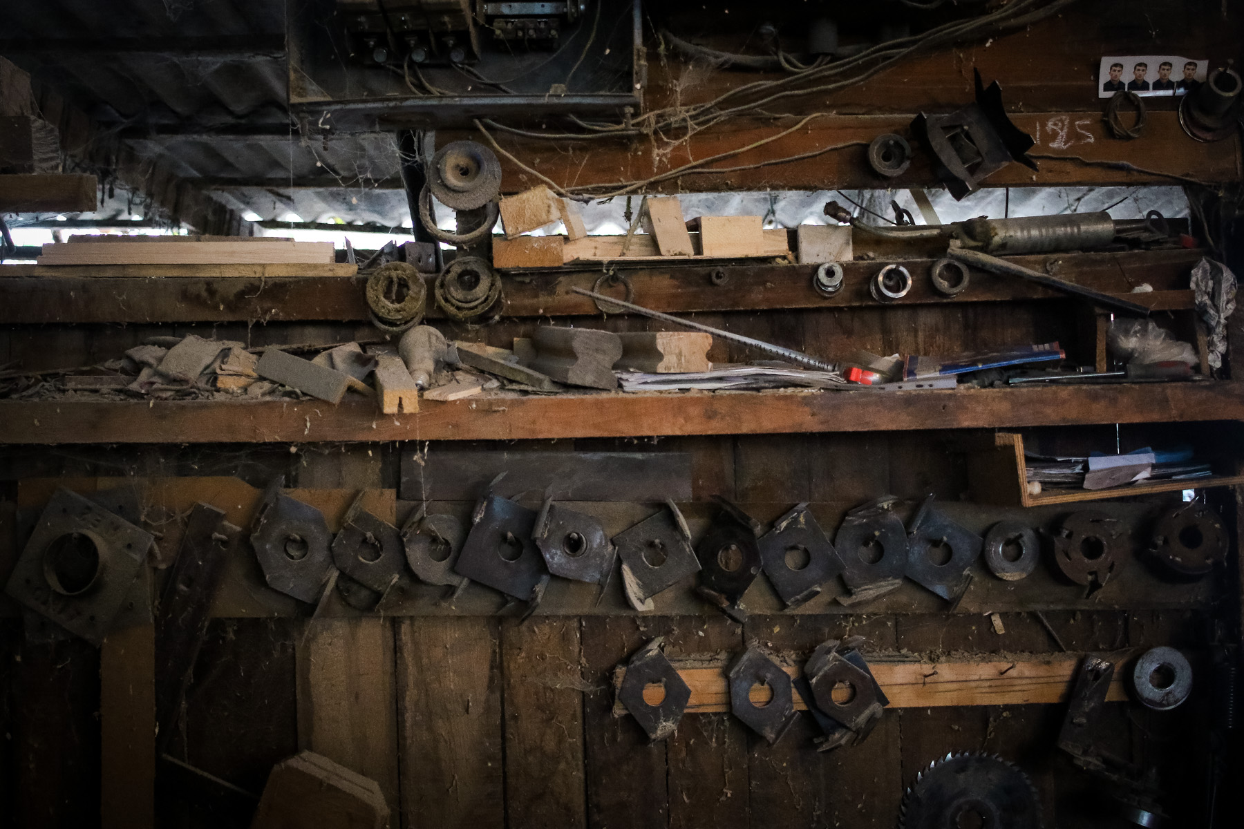 Hazırlanmış ağacı müxtəlif fiqurlara salmaq üçün istifadə olunan müxtəlif dişli mişarlar