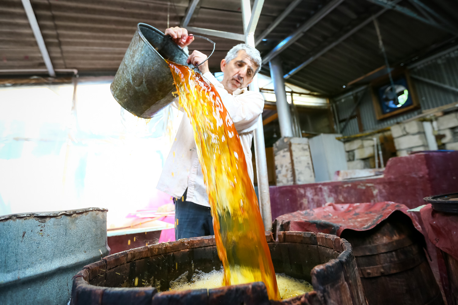 Hazırlanmış kəlağayılar xüsusi hazırlanmış rənglərlə rənglənir