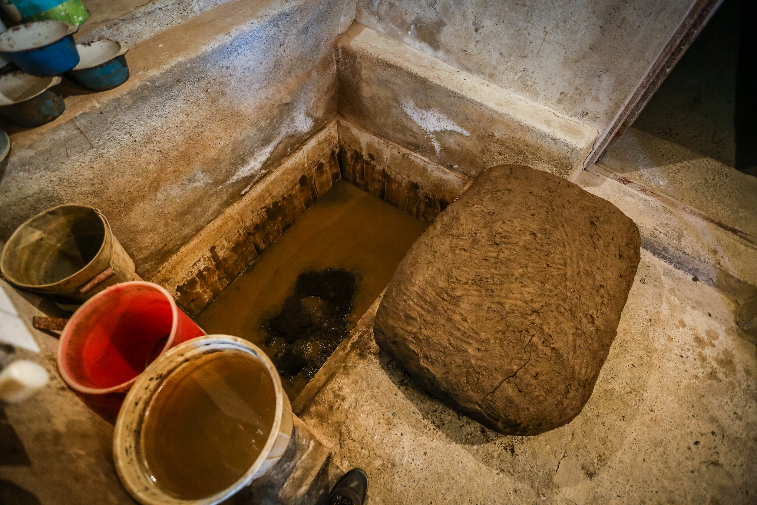 Hazırlanmış palçıq bu quyuya salınaraq əvvəlcə ayaqla əzilir, daha sonra istifadəyə yararlı olur