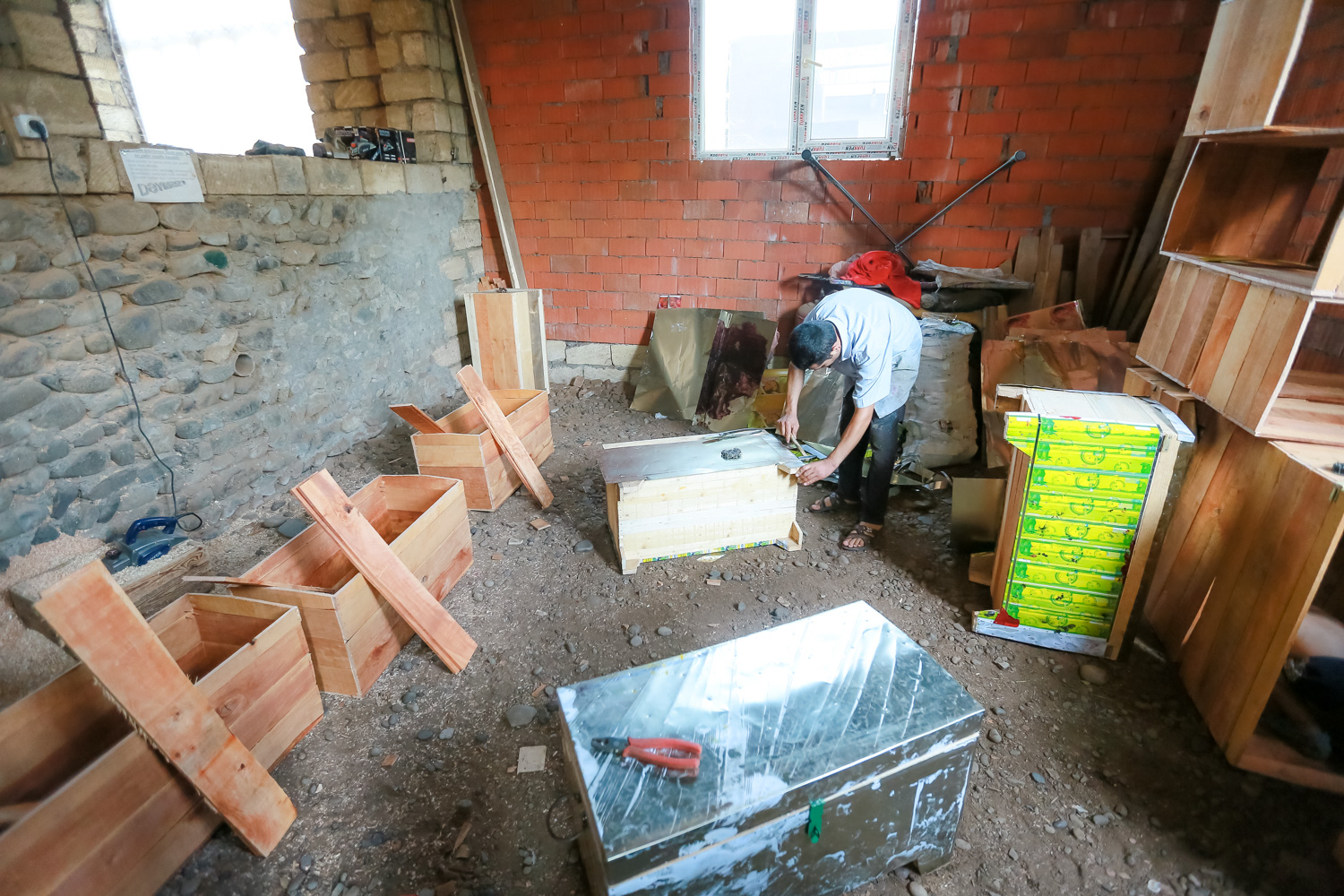 Hazırlanmış sandıqların üzərinə metal üzlük vurulur ki, daha uzunömürlü olsun