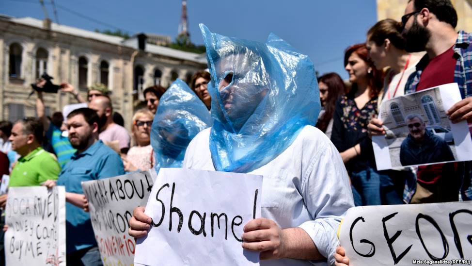 Həmkarları jurnalist Əfqan Muxtarlıya Tbilisidəki dəstək aksiyasında (Foto: Mzia Saganelidze for RFE/RL)