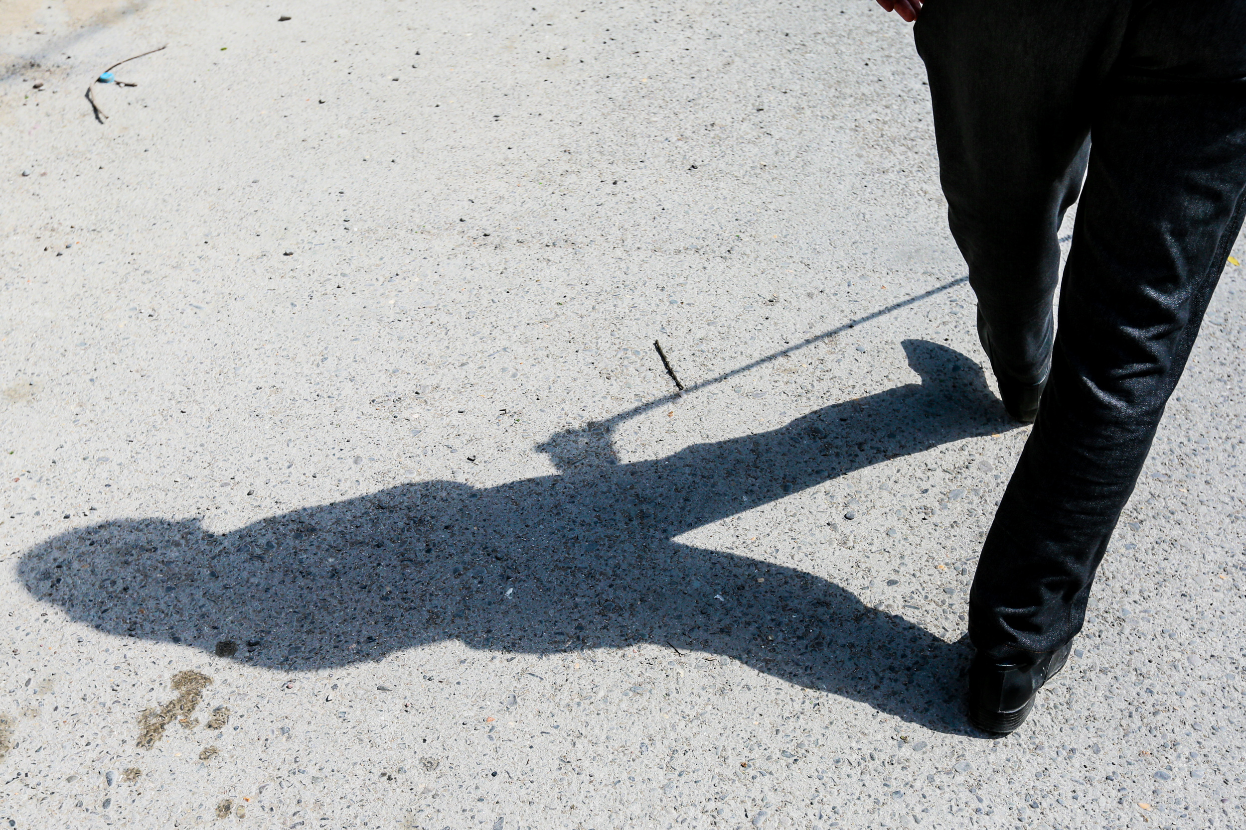 Hər gün saat 3-dən axşam saat 9-a kimi Zabitlər bağında və İçərişəhərdə hazırladığı əşyaları satır