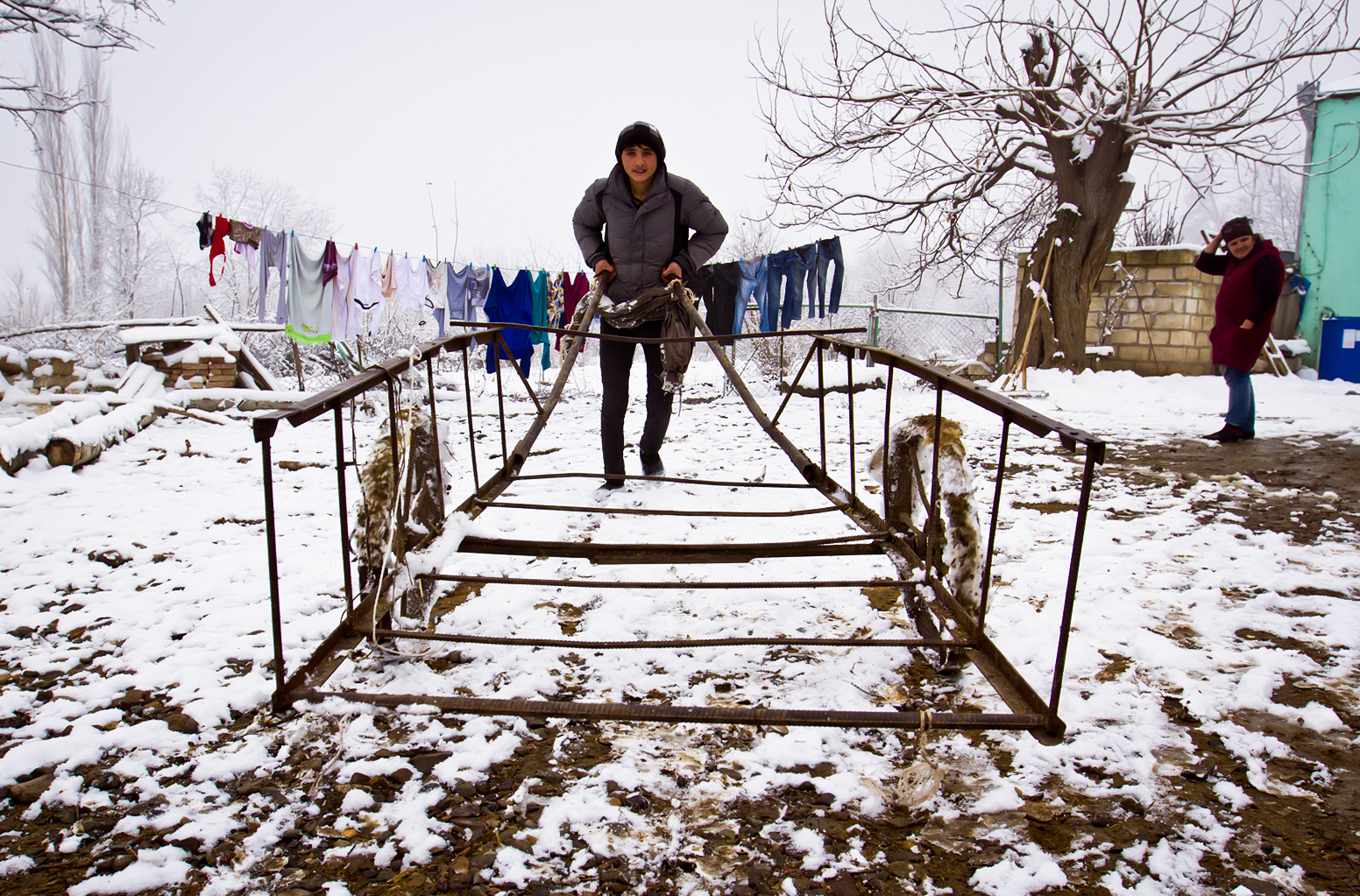 Həsən 9-cu sinifdə oxuyur, təsərrüfat işlərində anasına çox kömək edir