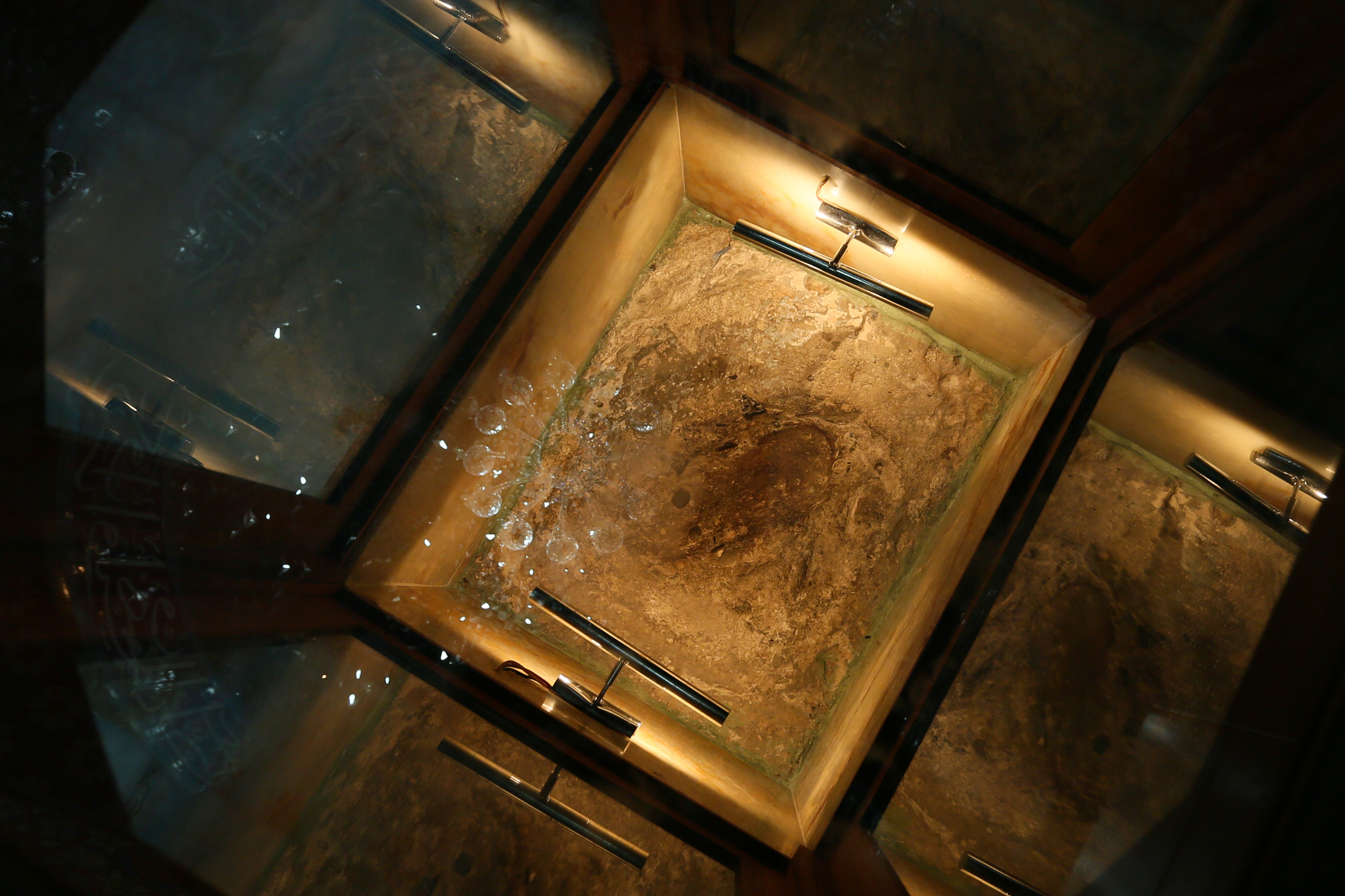 ”Həzrəti Əlinin ayağı”nın izi xüsusi şüşə çərçivəyə salınaraq qorunur