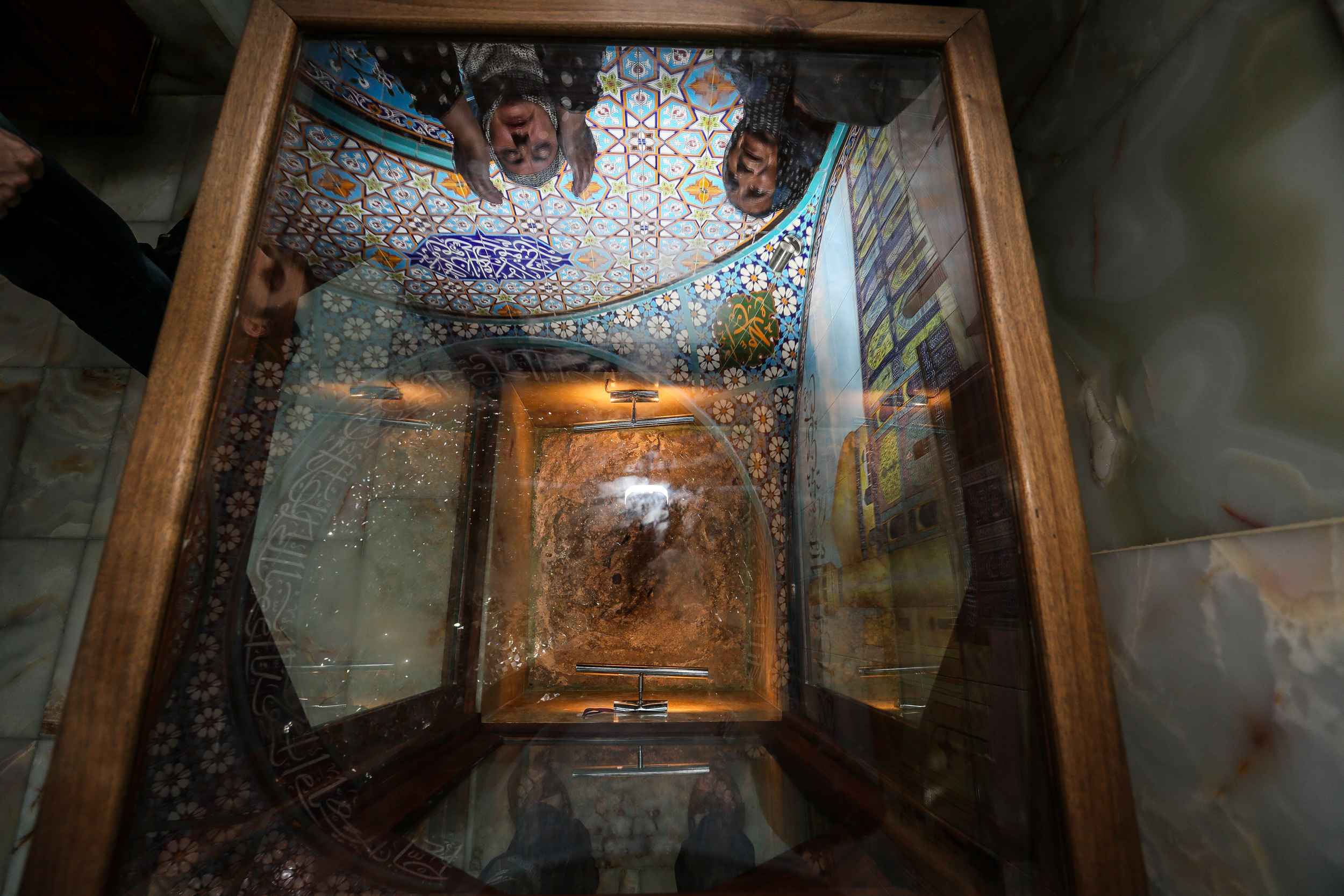 ”Həzrəti Əlinin ayağı”nın izi xüsusi şüşə çərçivəyə salınaraq qorunur