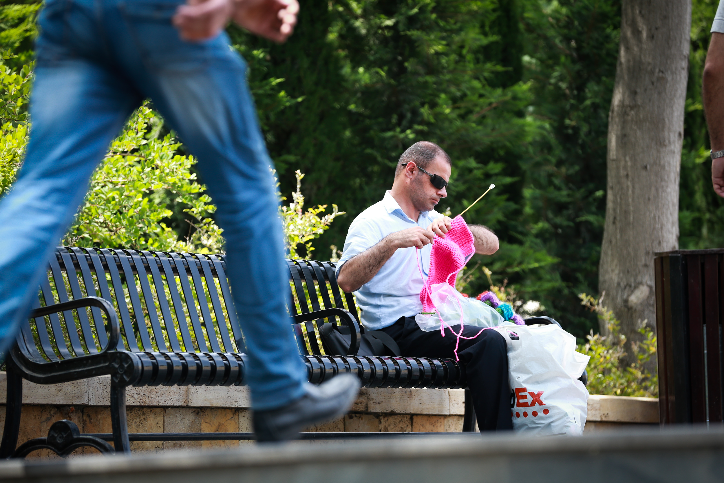 İçərişəhərdə oturaraq yeni şərf toxuyur