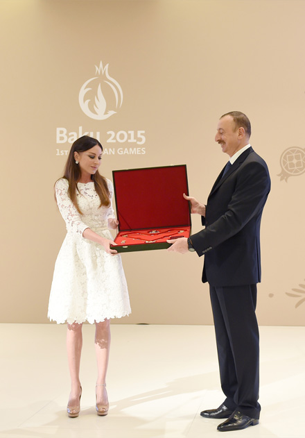 Ильхам Алиев награждает Мехрибан Алиеву орденом ”Гейдар Алиев”, 2015 г.