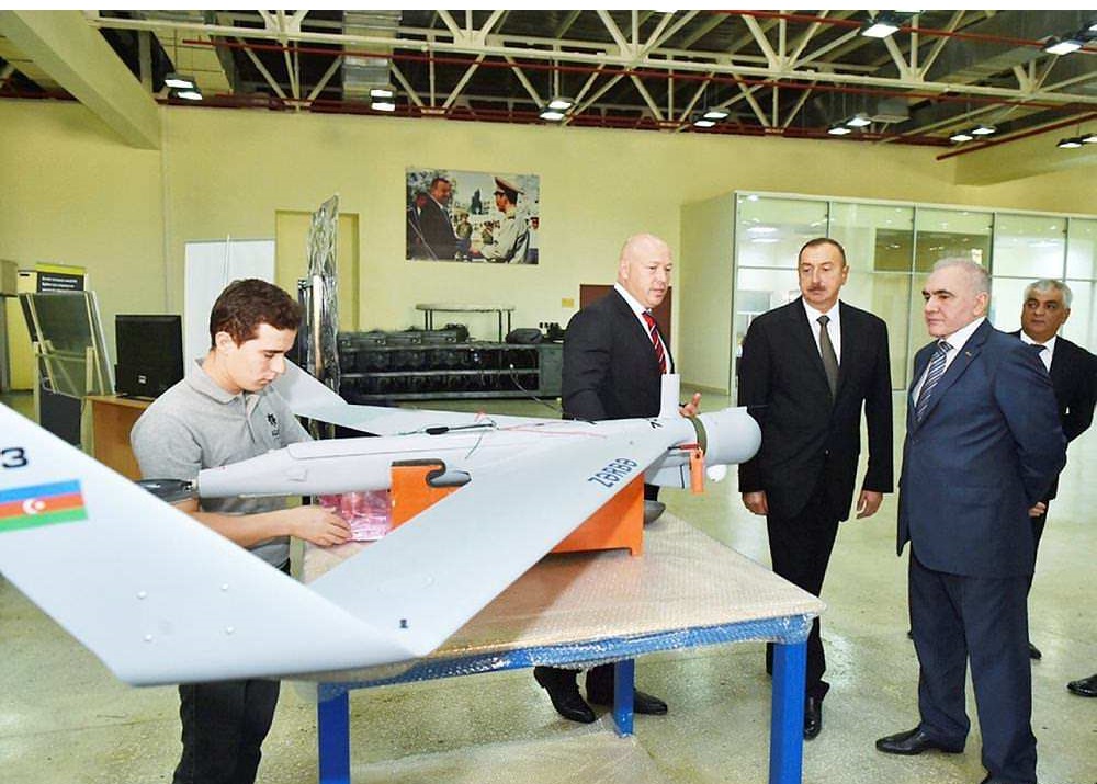 Ильхам Алиев осматривает беспилотник производимый в Азербайджане