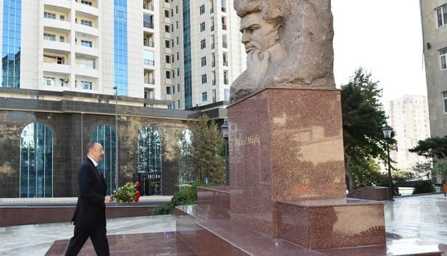 Ильхам Алиев перед памятником Микаилу Мушвигу
