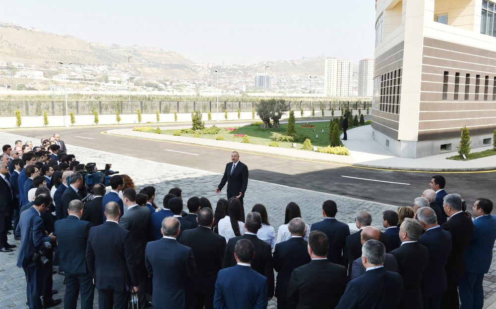 İlham Əliyev jurnalistlərə ev verərkən