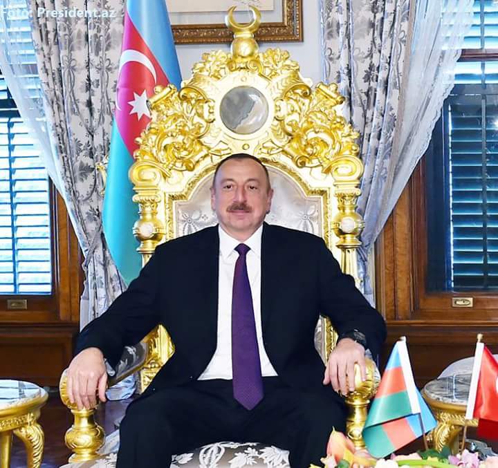 İlham Əliyev taxtda
