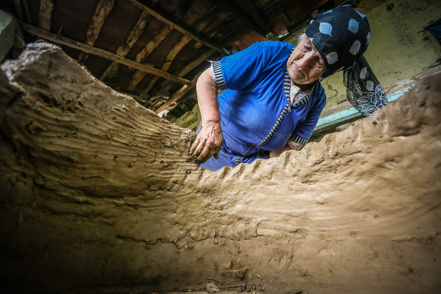 In between making each section of the tandoor, one has to wait a day before proceeding
