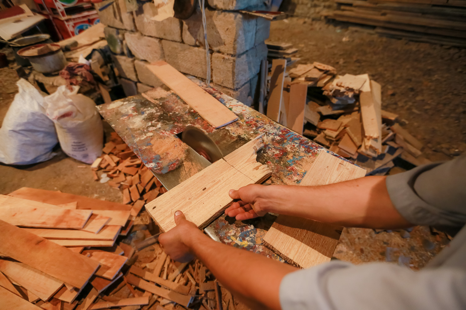 ”İş daha sürətli olsun deyə əvvəlcə bütün taxtaları kəsib hazır qoyuram, daha sonra kəsilmiş taxtalarla sandıq hazırlamağa başlayıram”