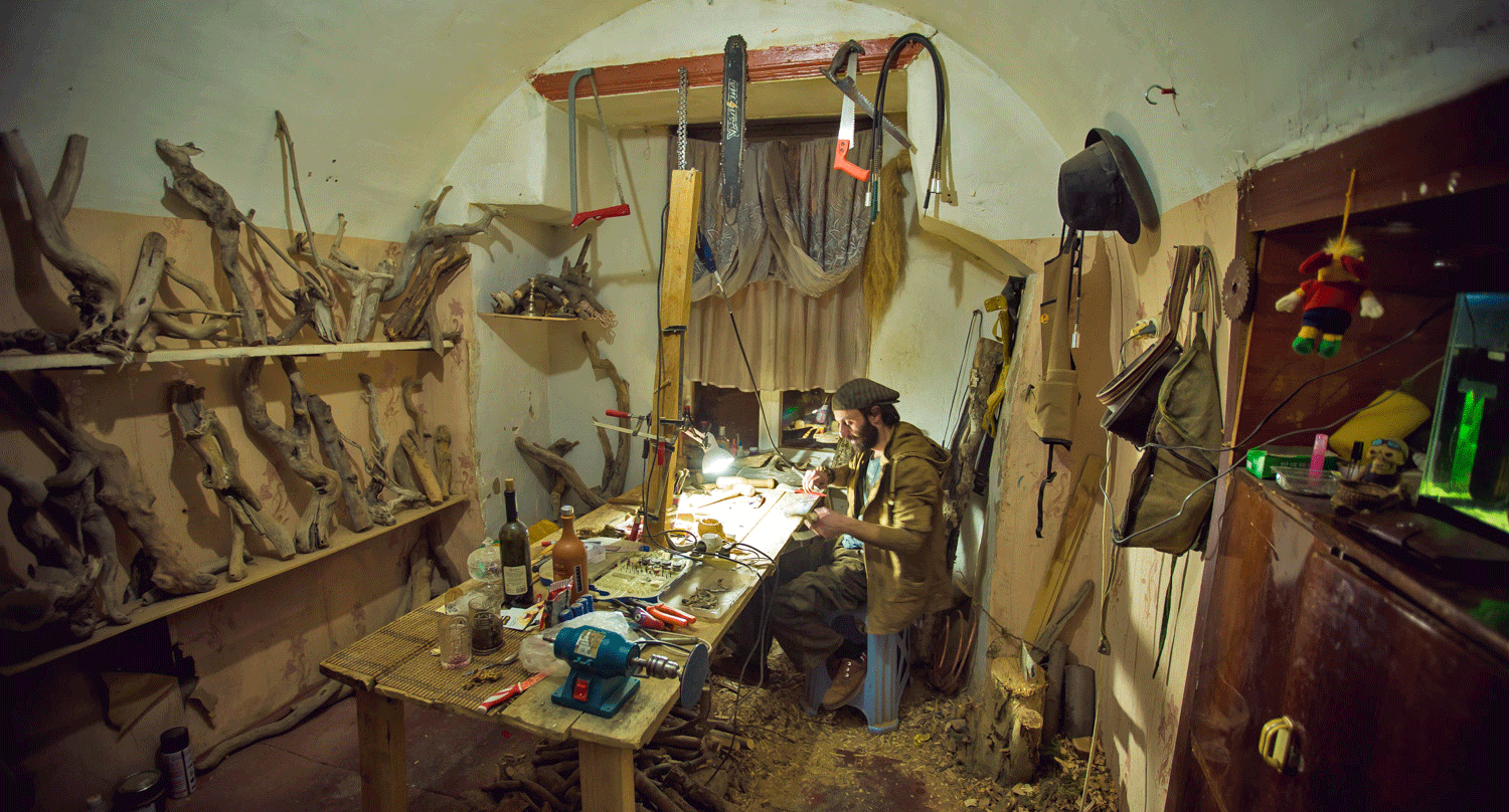 Исмаилов Адем в своей мастерской