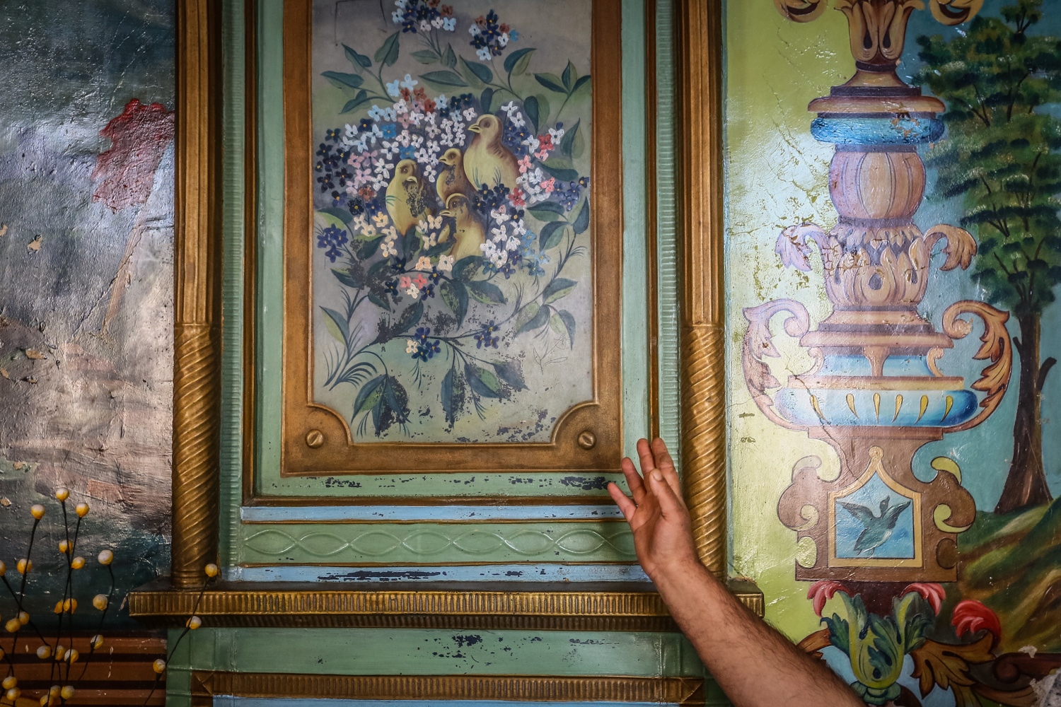 İstilik sobasının üzərində çəkilən rəsmlər belə solmayıb