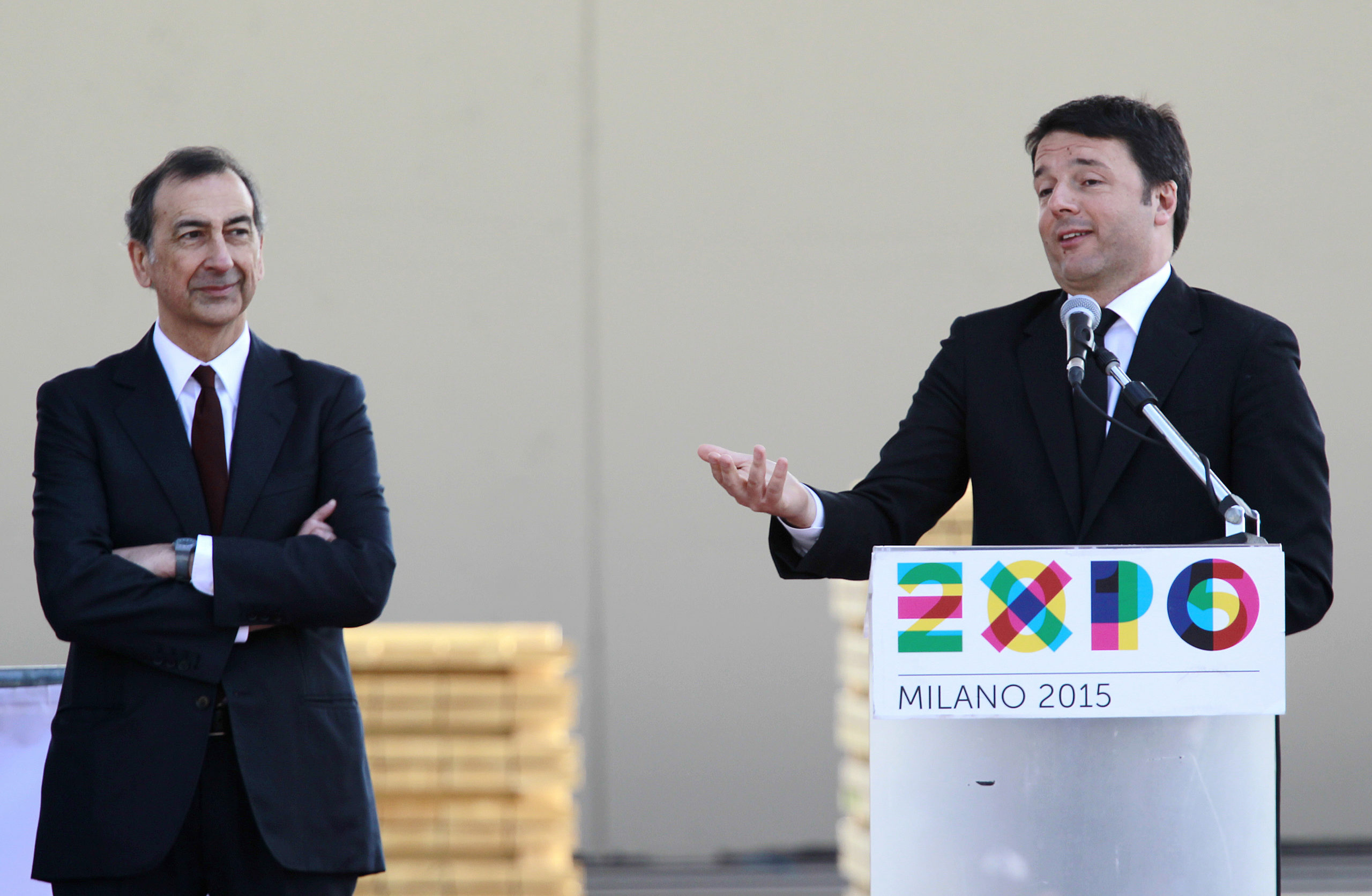 Italian Prime Minister Matteo Renzi (R) gestures as he speaks next to Commissioner of Expo 2015 Giuseppe Sala during a news conference at the Expo 2015 work site near Milan, 13 March 2015 (REUTERS/Alessandro Garofalo)